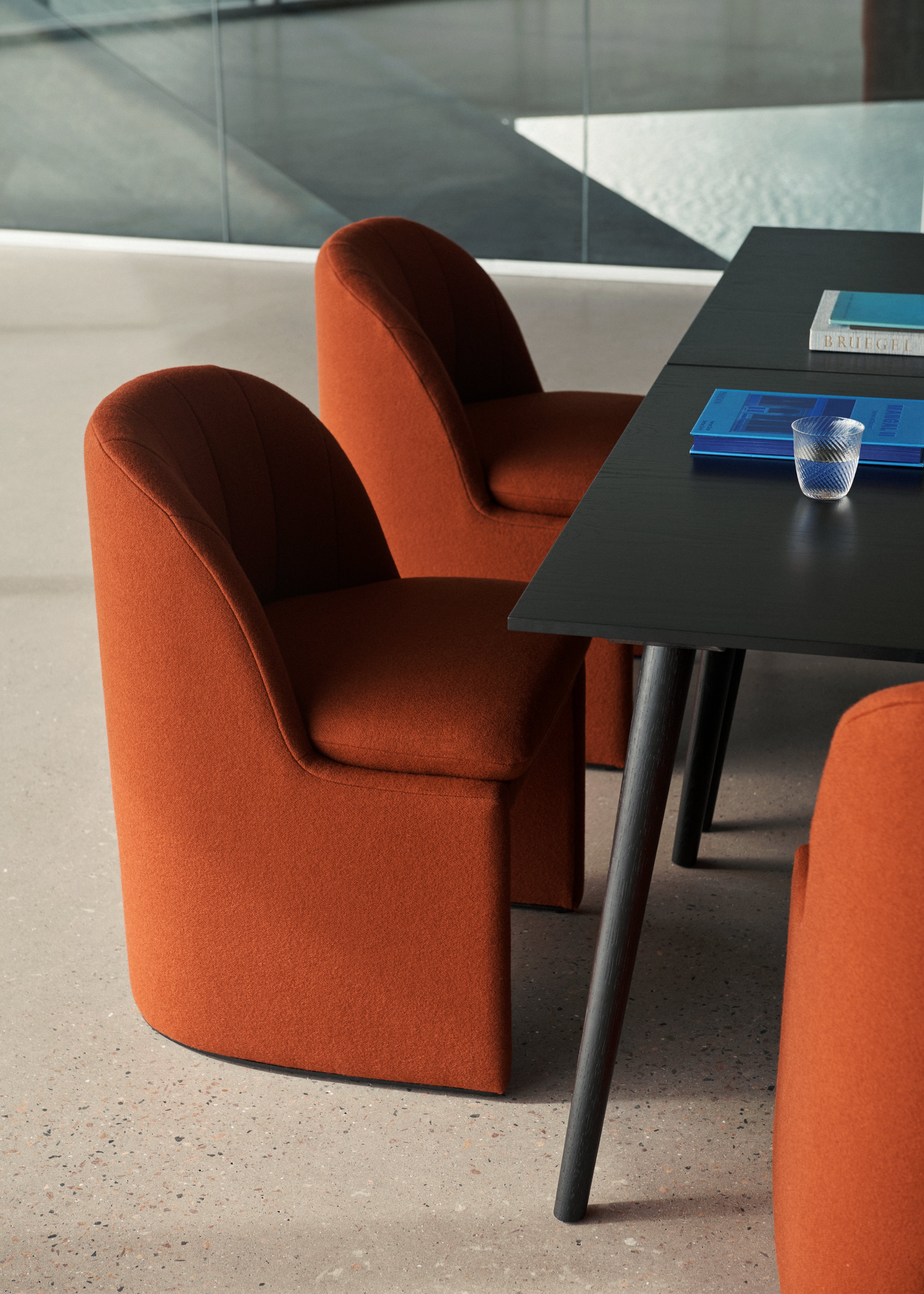 Tafel IN BETWEEN zwart gelakt eiken