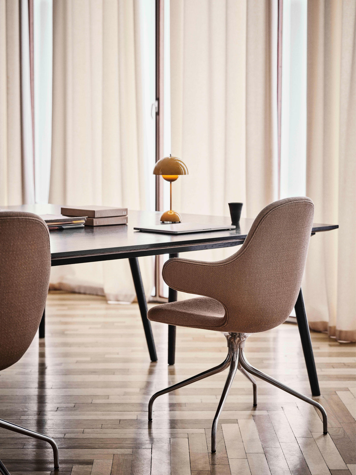 Tafel IN BETWEEN gelakt eiken
