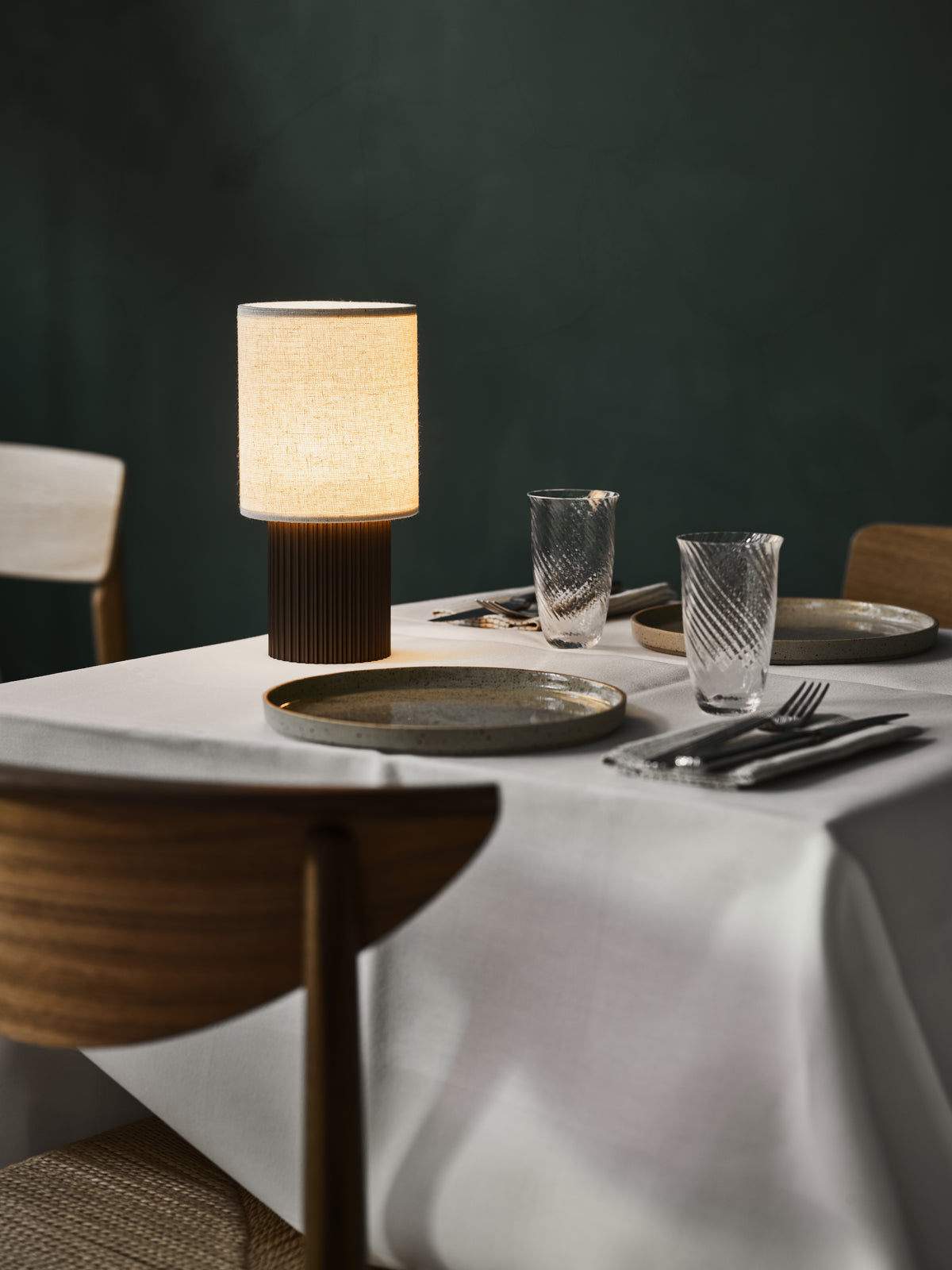 Draagbare lamp MANHATTAN met stoffen kap en een bruine voet