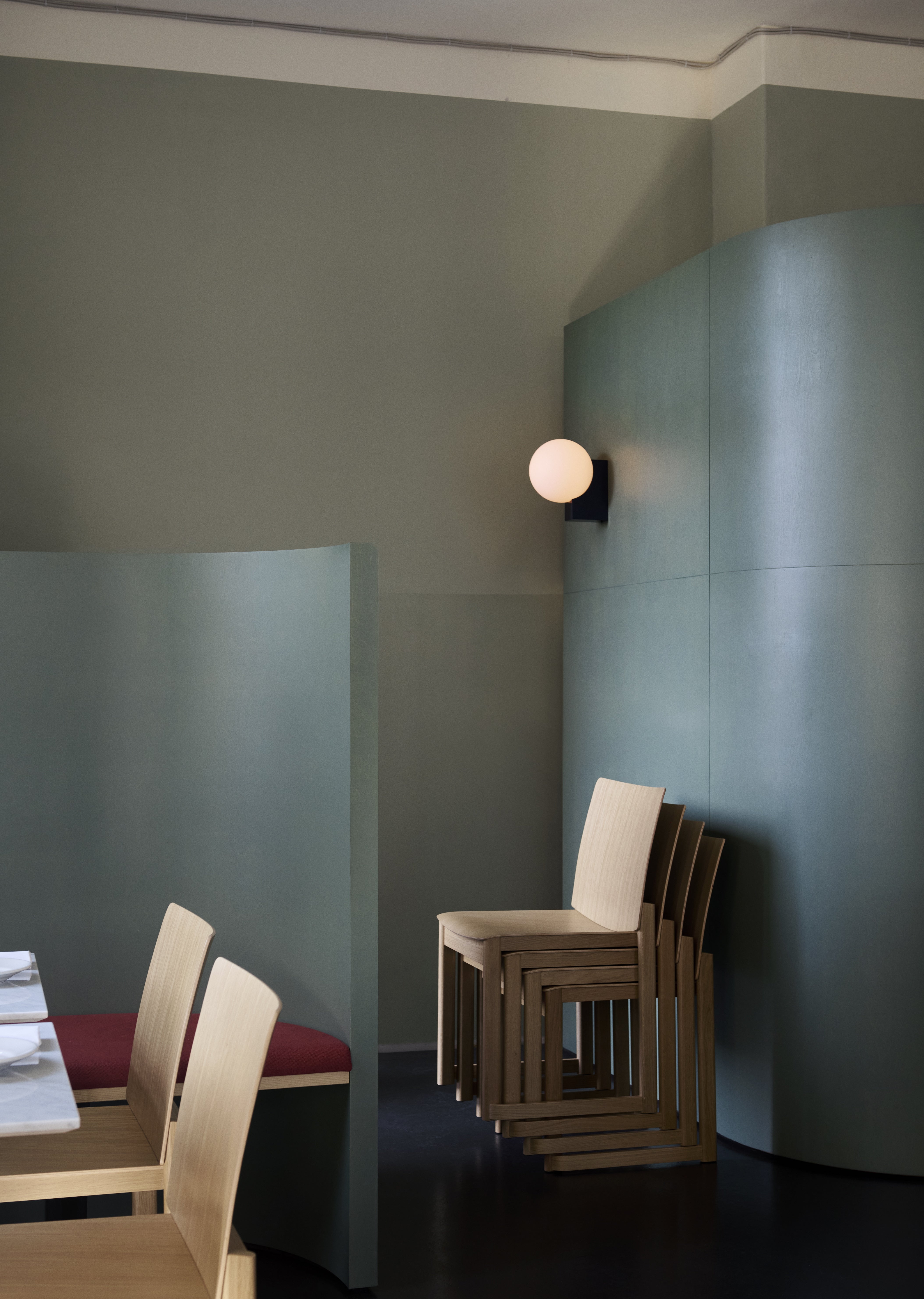 Wandlamp JOURNEY SH2 met glazen kap en zwarte voet