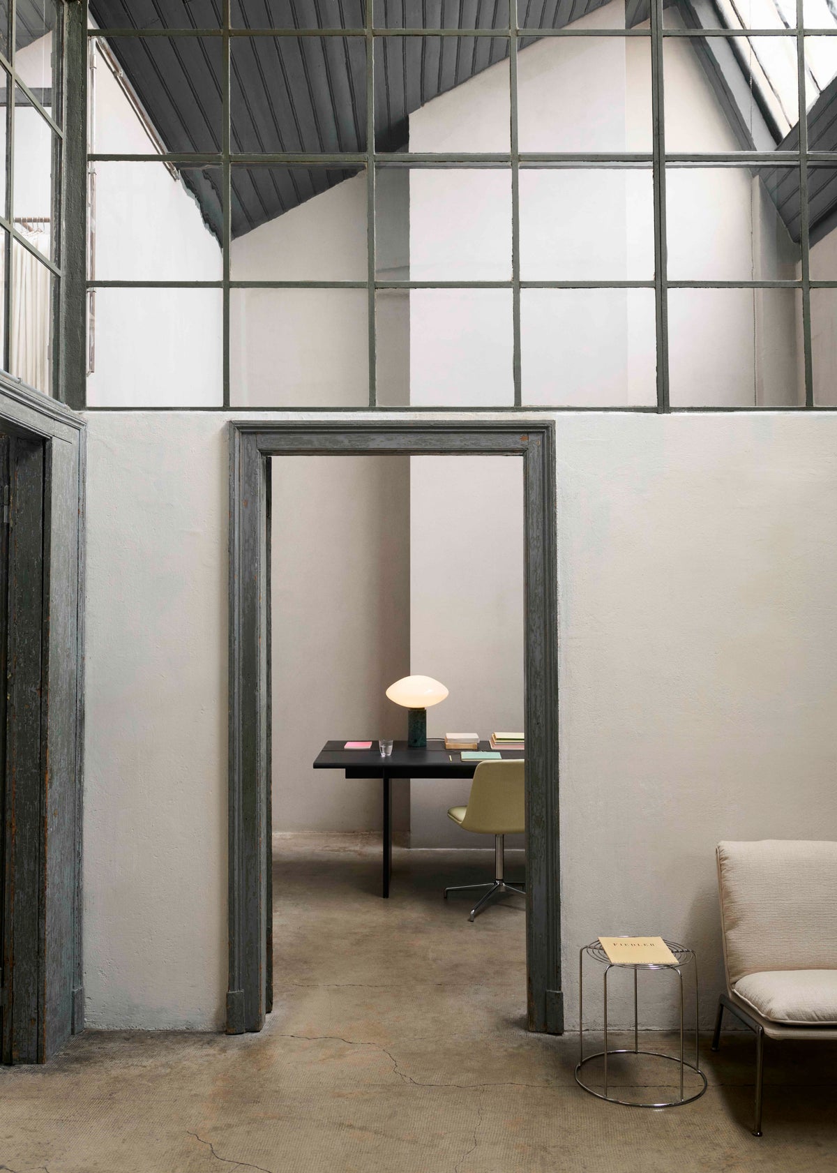 Fauteuil MUNO LN18 gestoffeerd met een donkere aluminium basis