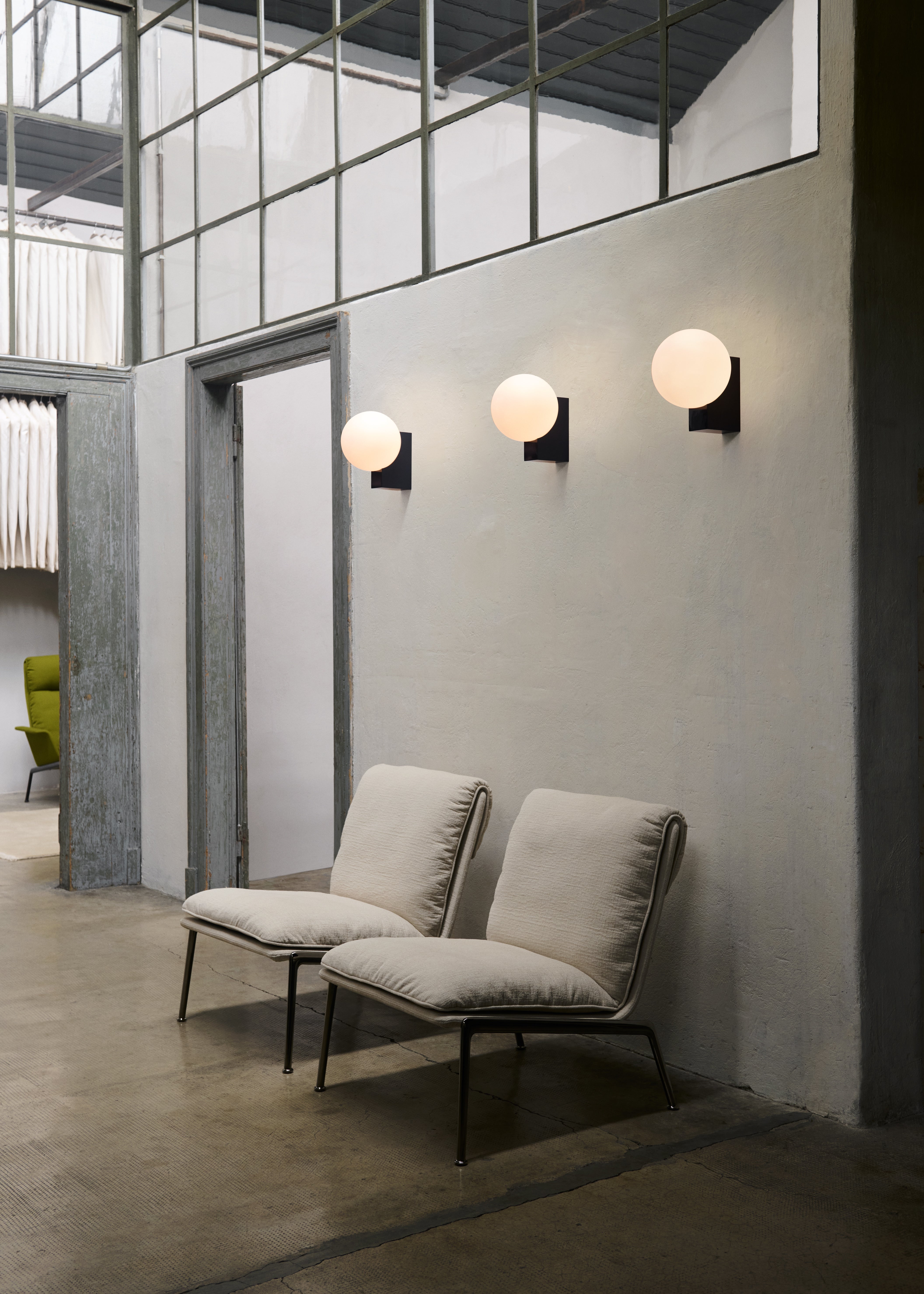 Wandlamp JOURNEY SH2 met glazen kap en zwarte voet