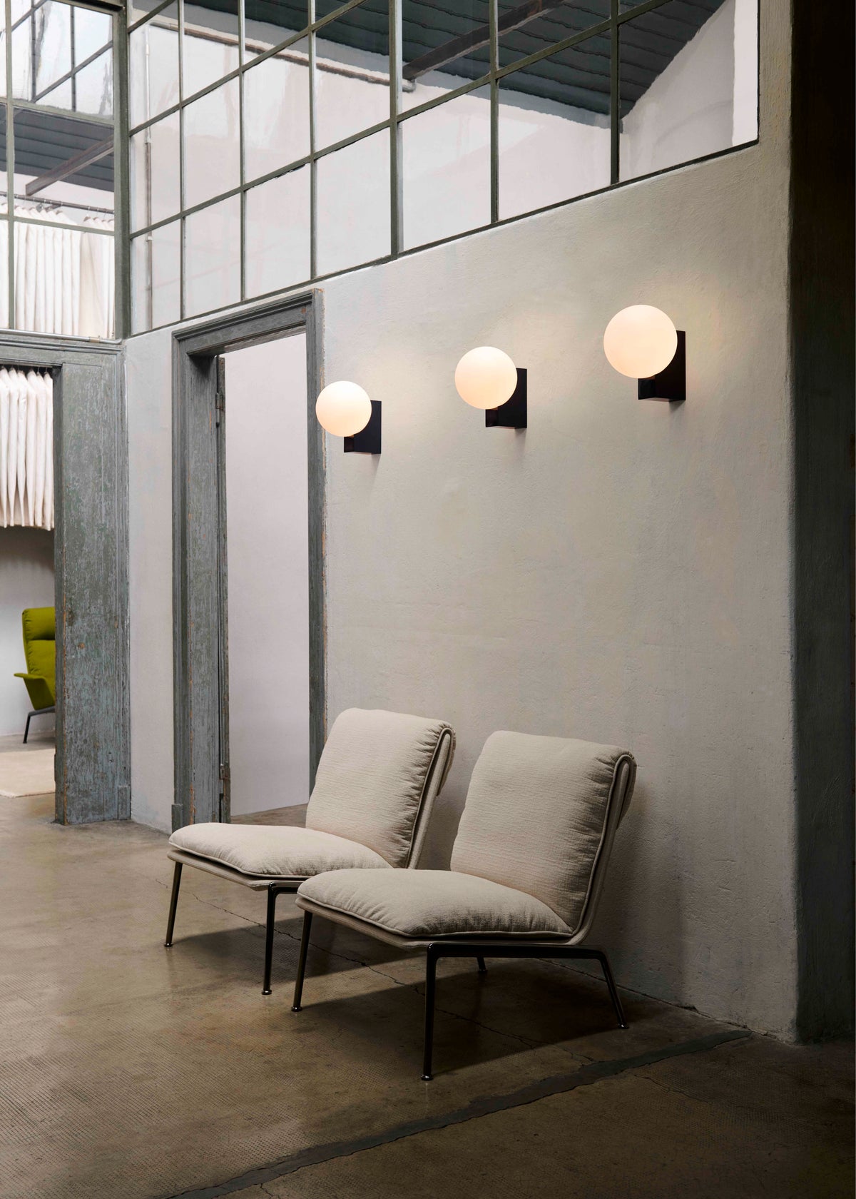 Gevoerde MUNO LN17 fauteuil met een donkere aluminium basis