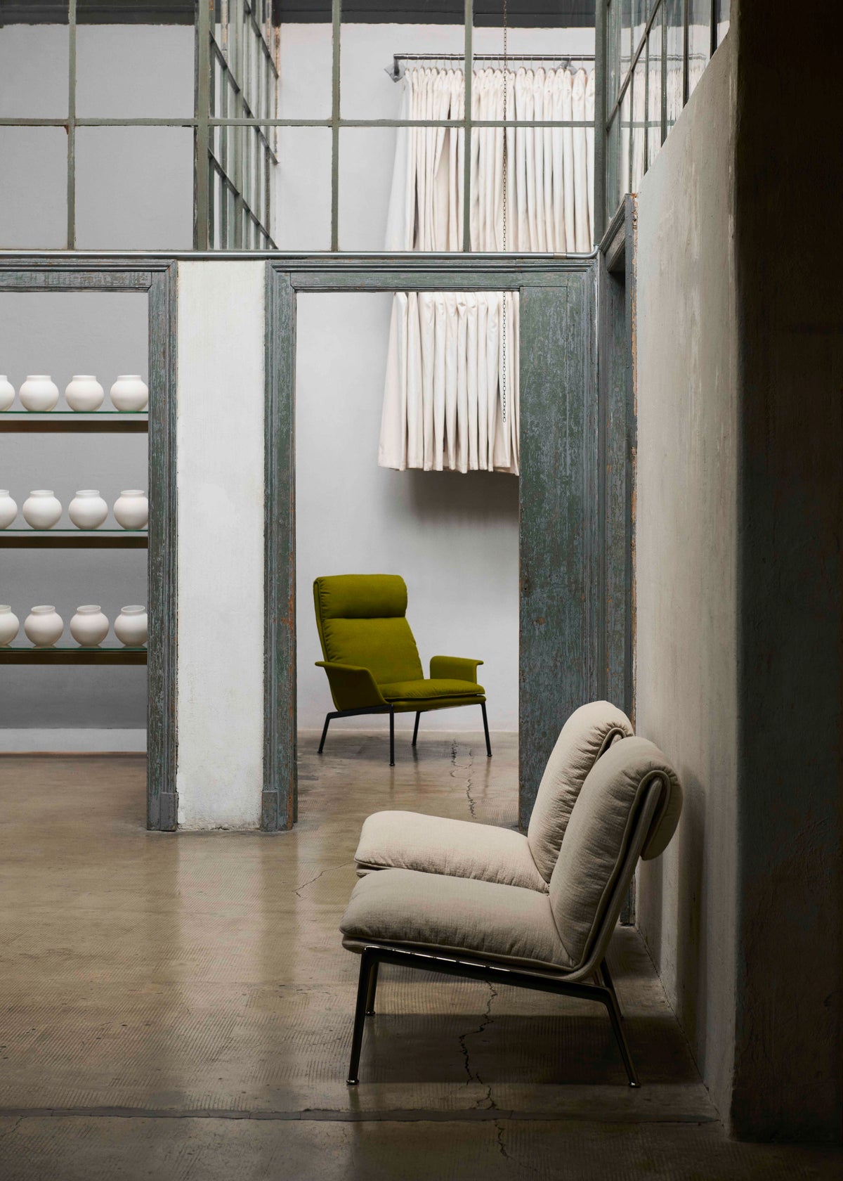 Fauteuil MUNO LN18 gestoffeerd met een donkere aluminium basis