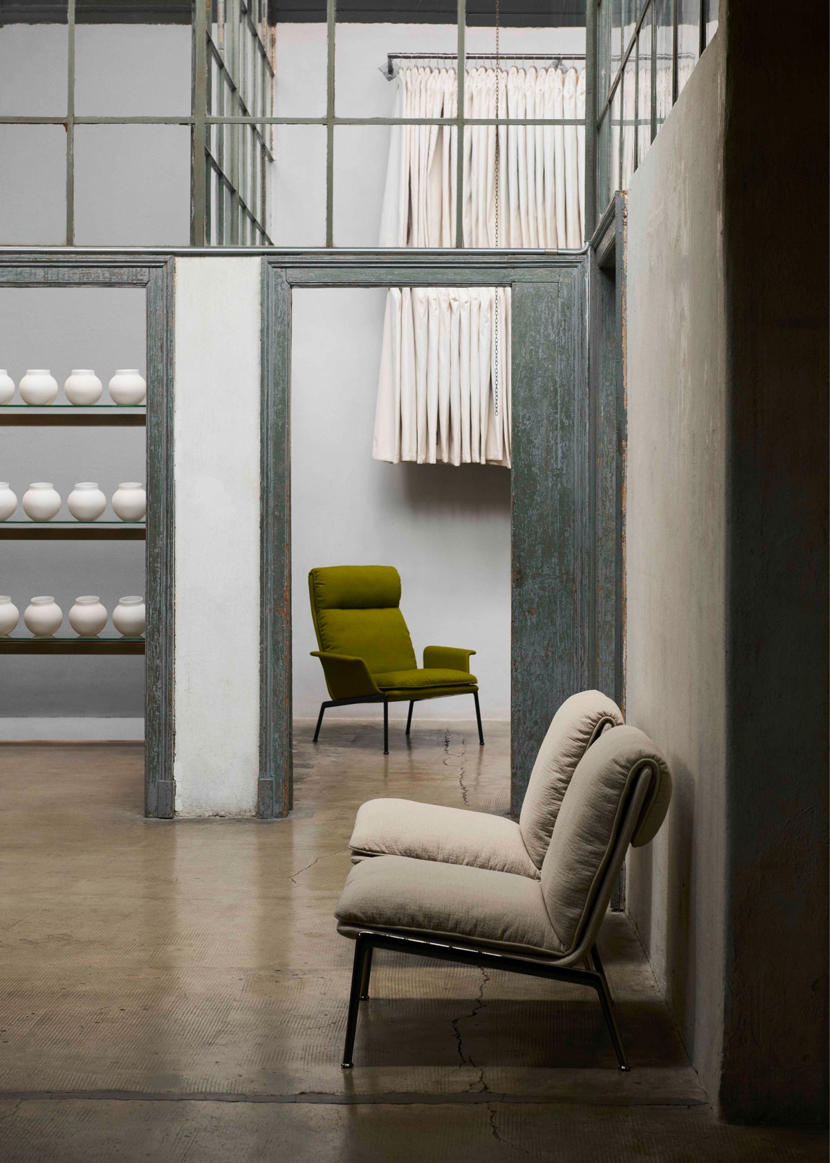Gevoerde MUNO LN17 fauteuil met een donkere aluminium basis