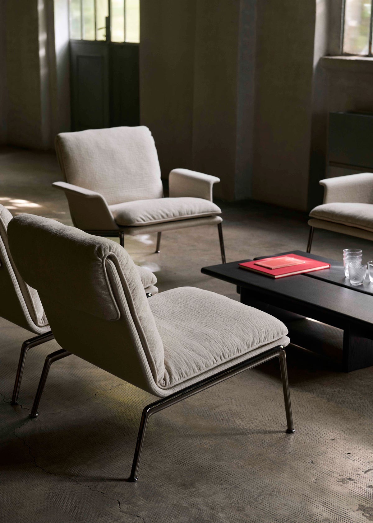 Fauteuil MUNO LN18 gestoffeerd met een donkere aluminium basis