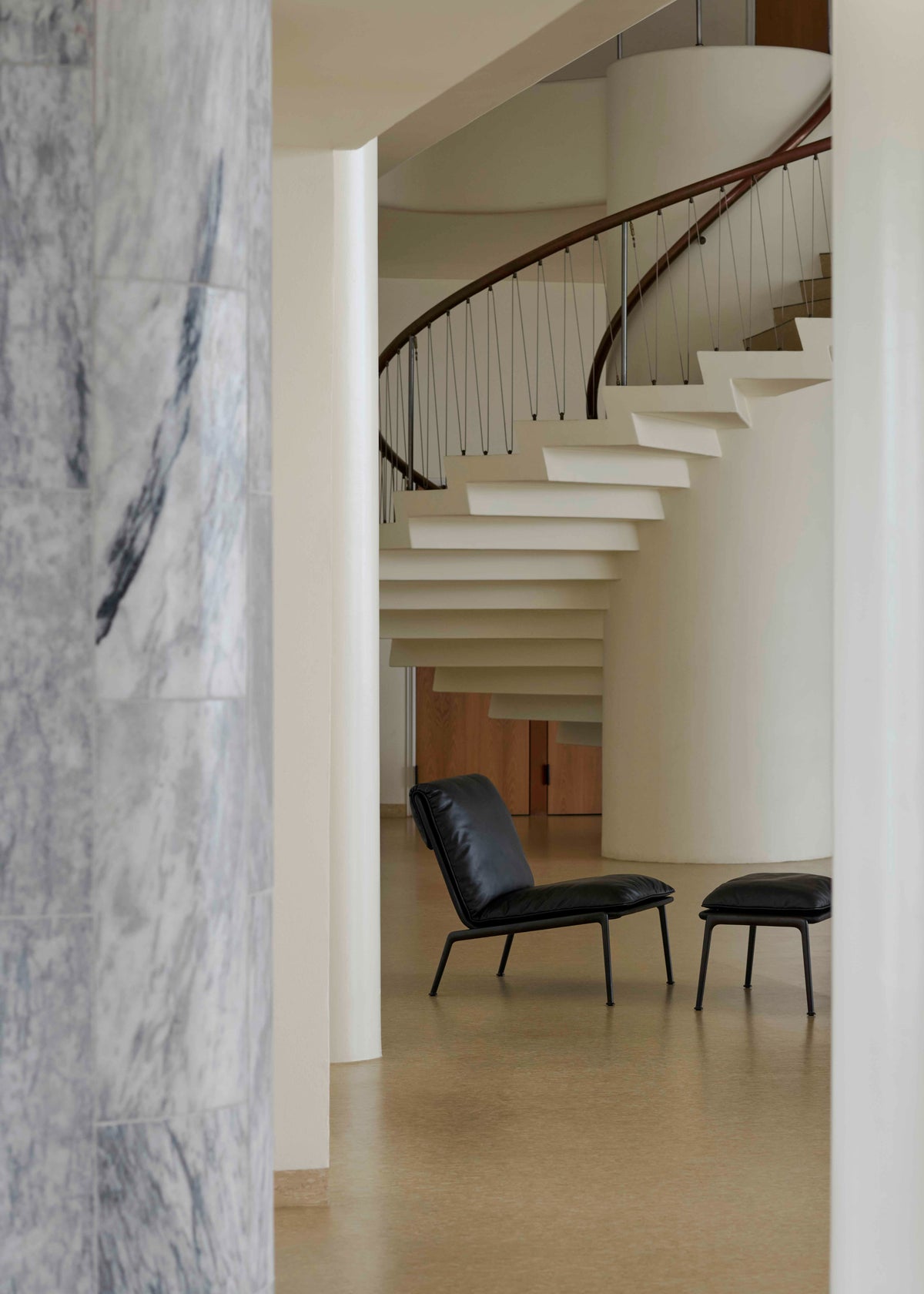 Fauteuil MUNO LN18 gestoffeerd met een donkere aluminium basis