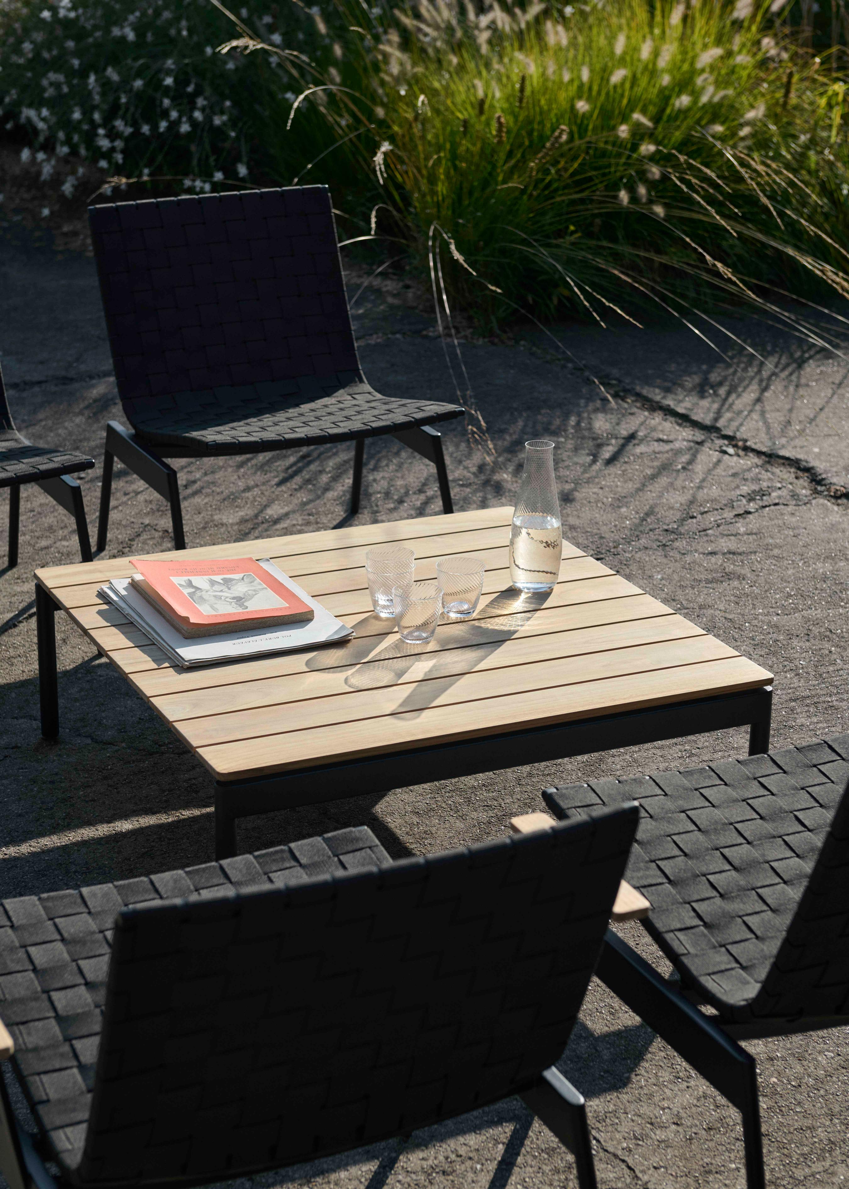 Buiten koffietafel VILLE AV50 teakhout met zwarte basis