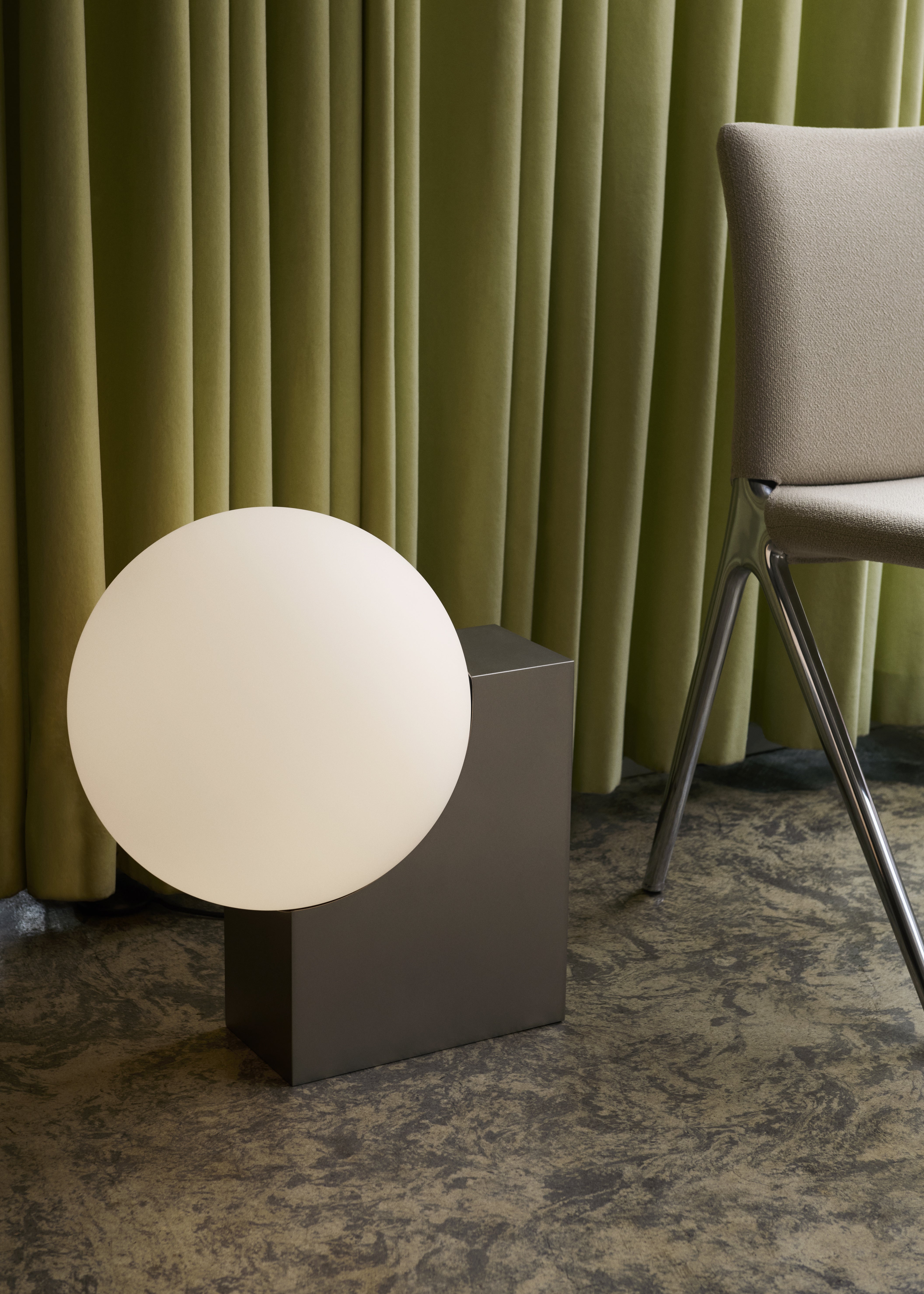 Vloerlamp JOURNEY SH4 met glazen kap en geborstelde stalen voet.