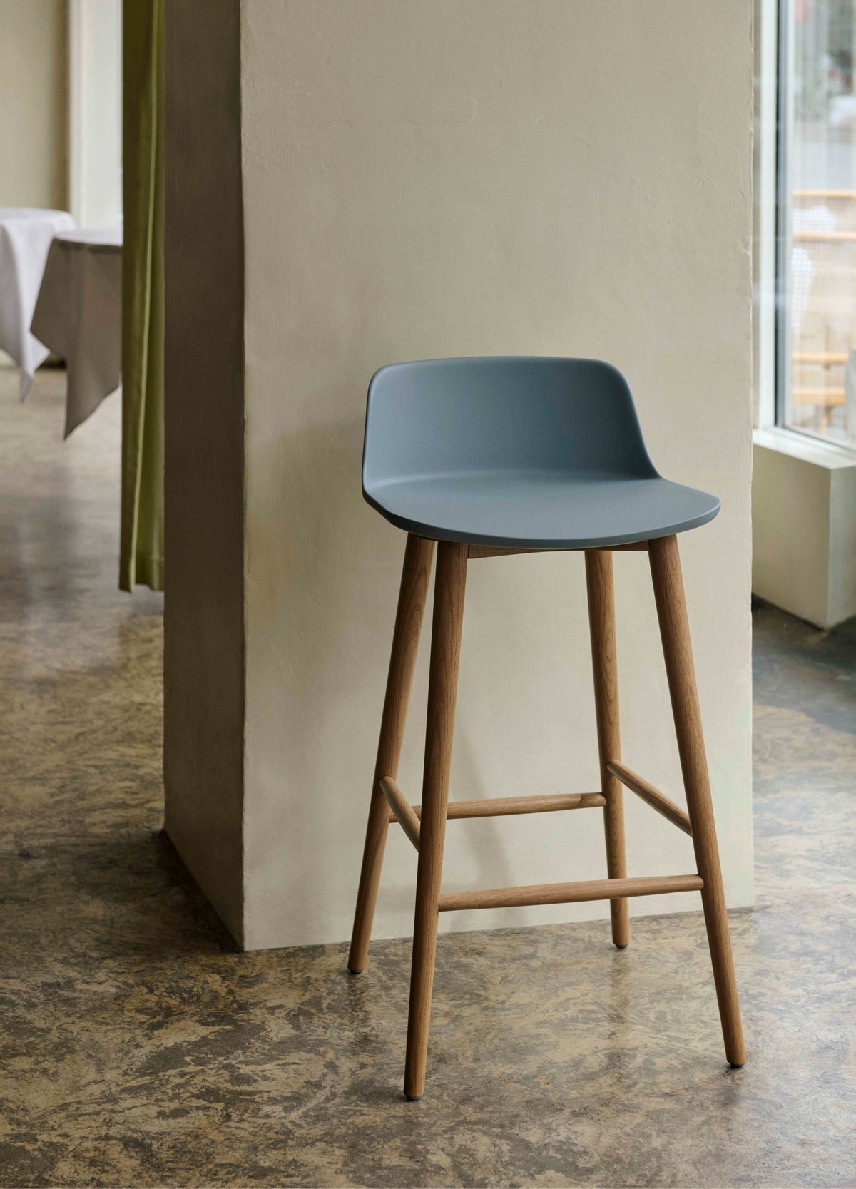 Hocker RELY roodbruin met een eiken basis