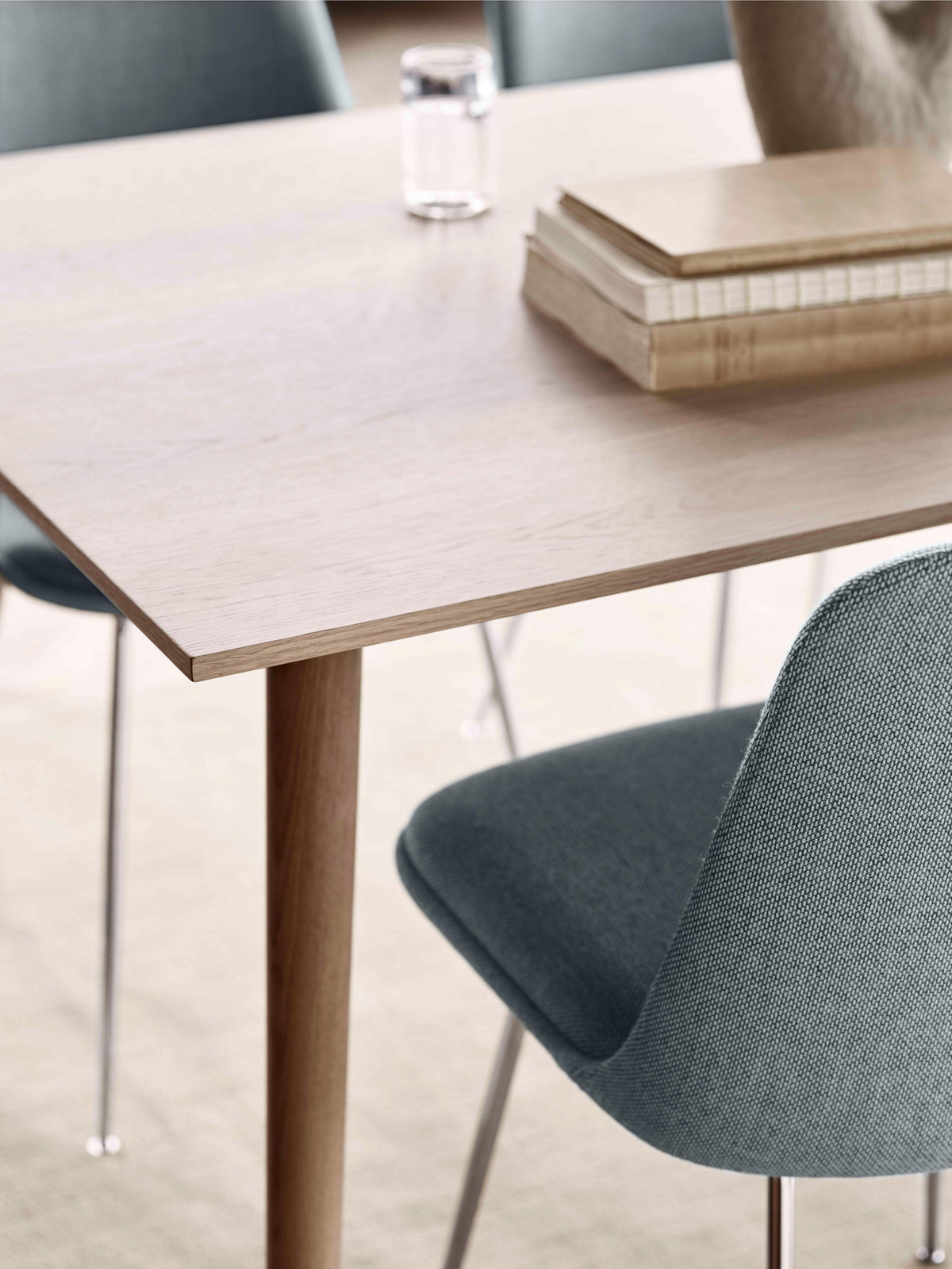 Tafel IN BETWEEN gelakt eiken