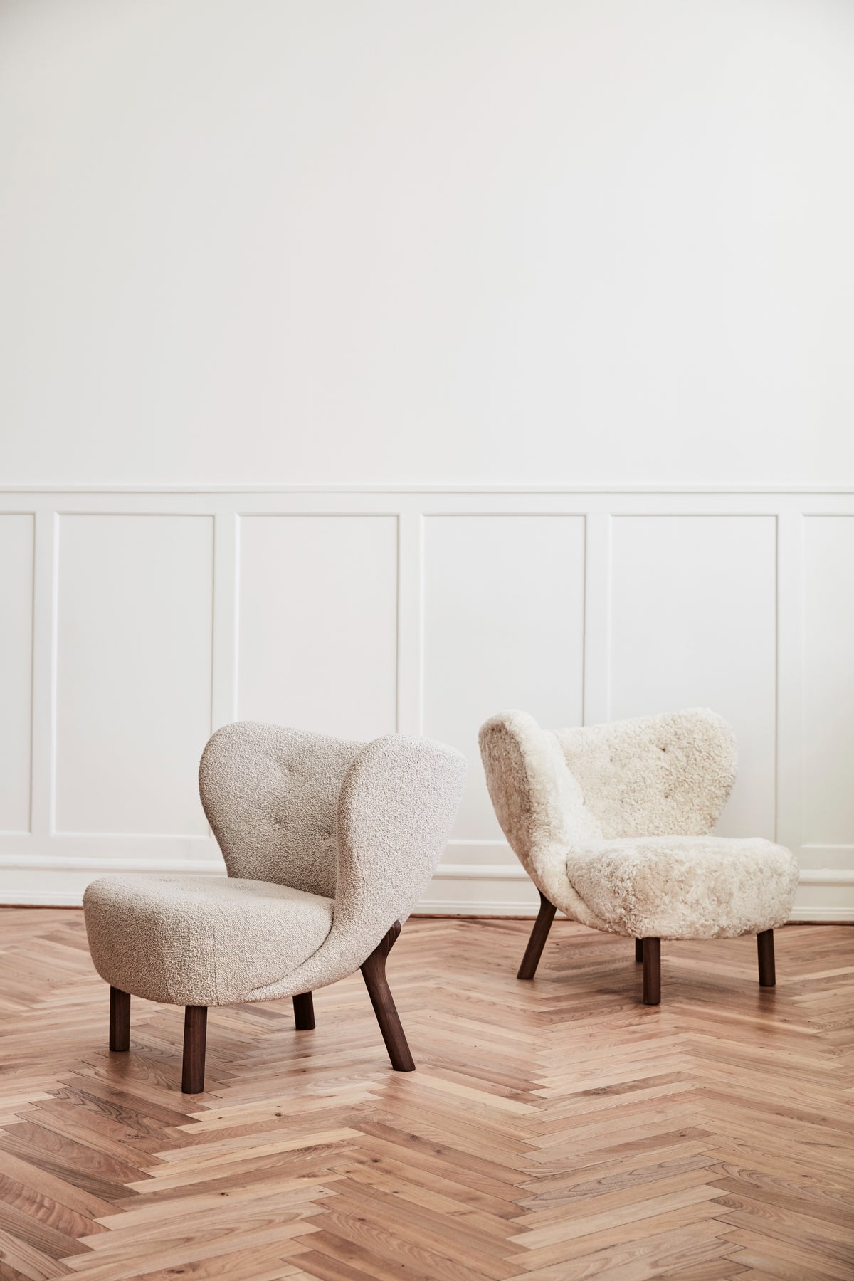 Fauteuil LITTLE PETRA VB1 gestoffeerd met een eiken basis