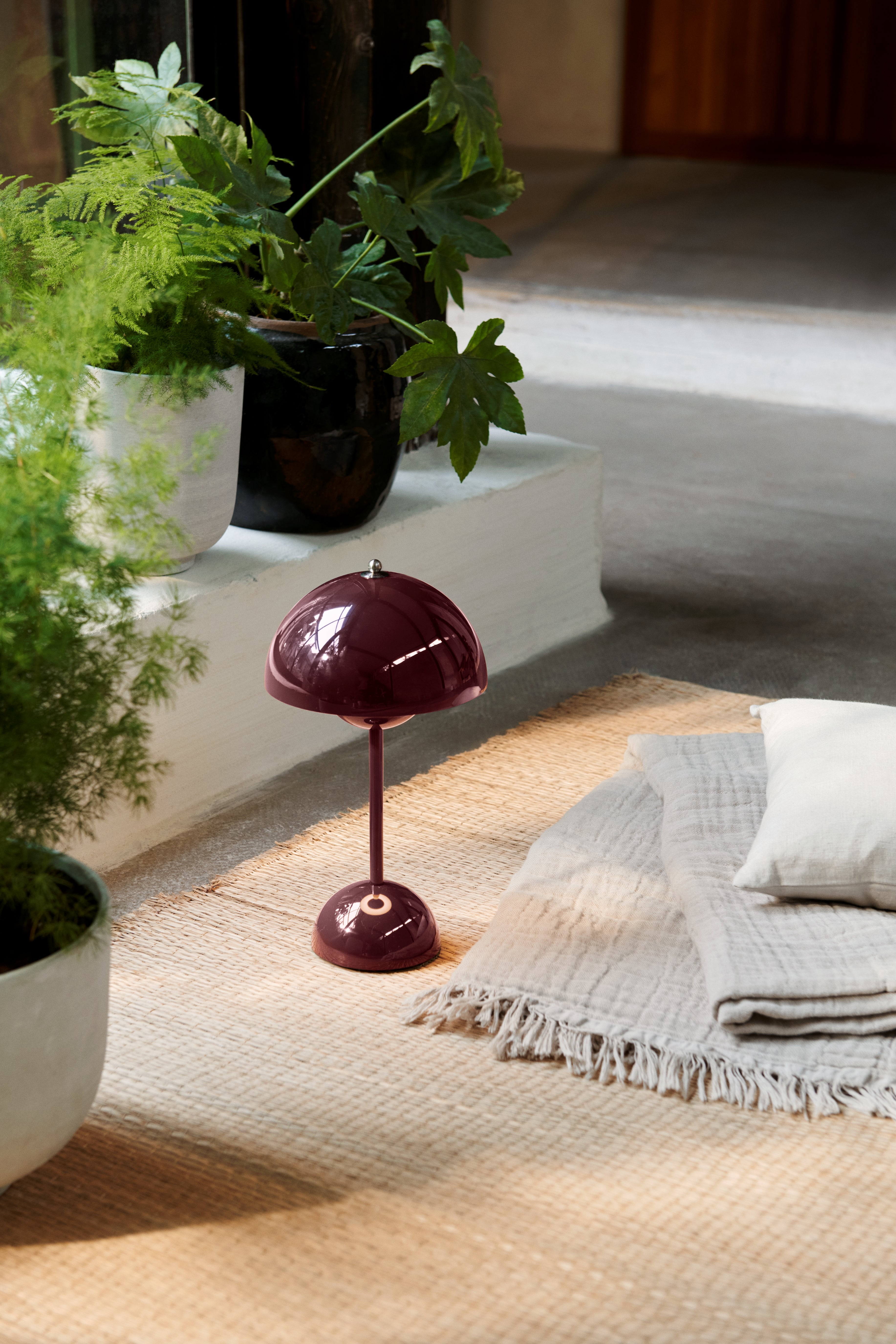 Draagbare lamp FLOWERPOT VP9 in donker pruim.