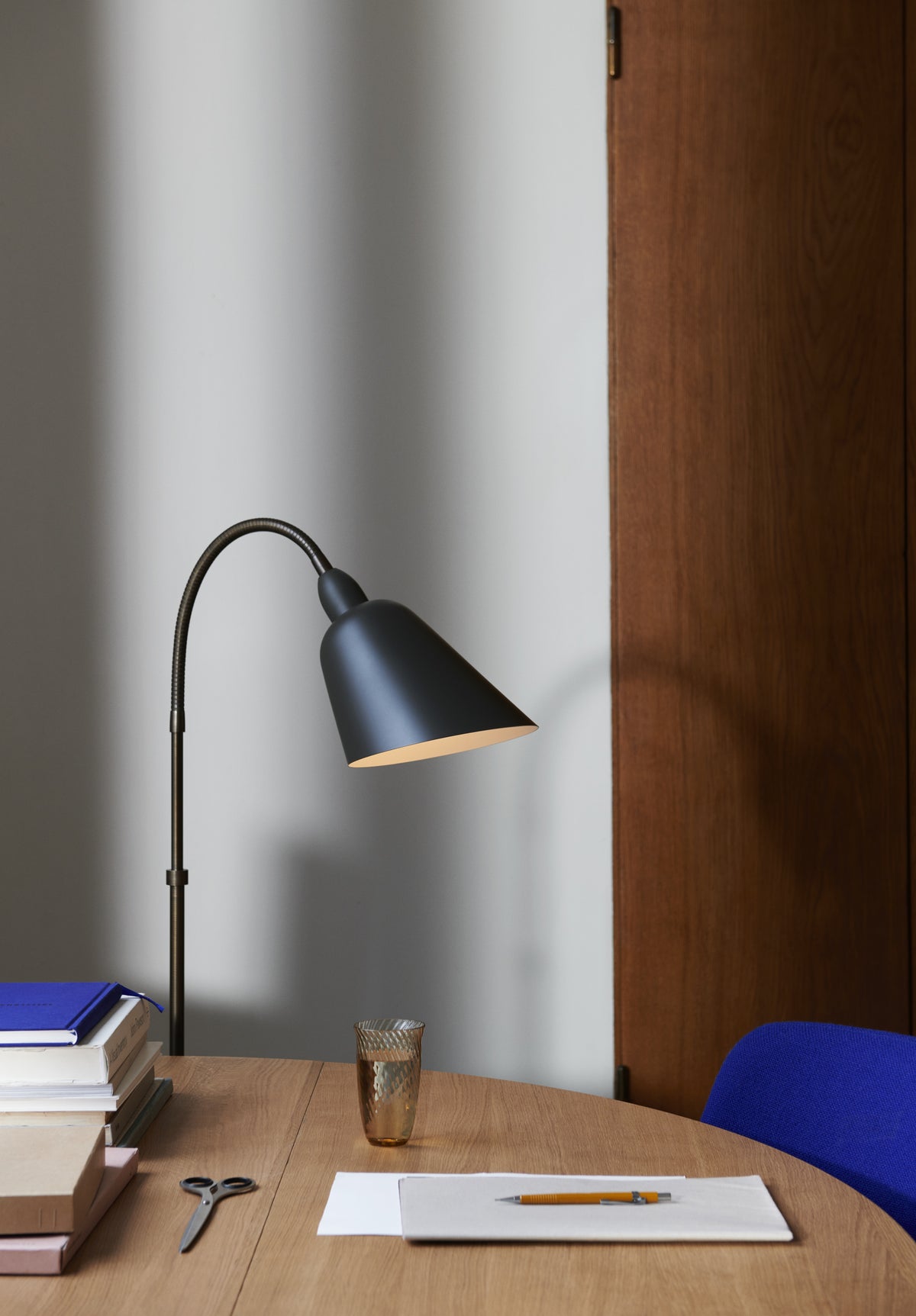 Vloerlamp BELLEVUE AJ7 wit met bruin messing voet