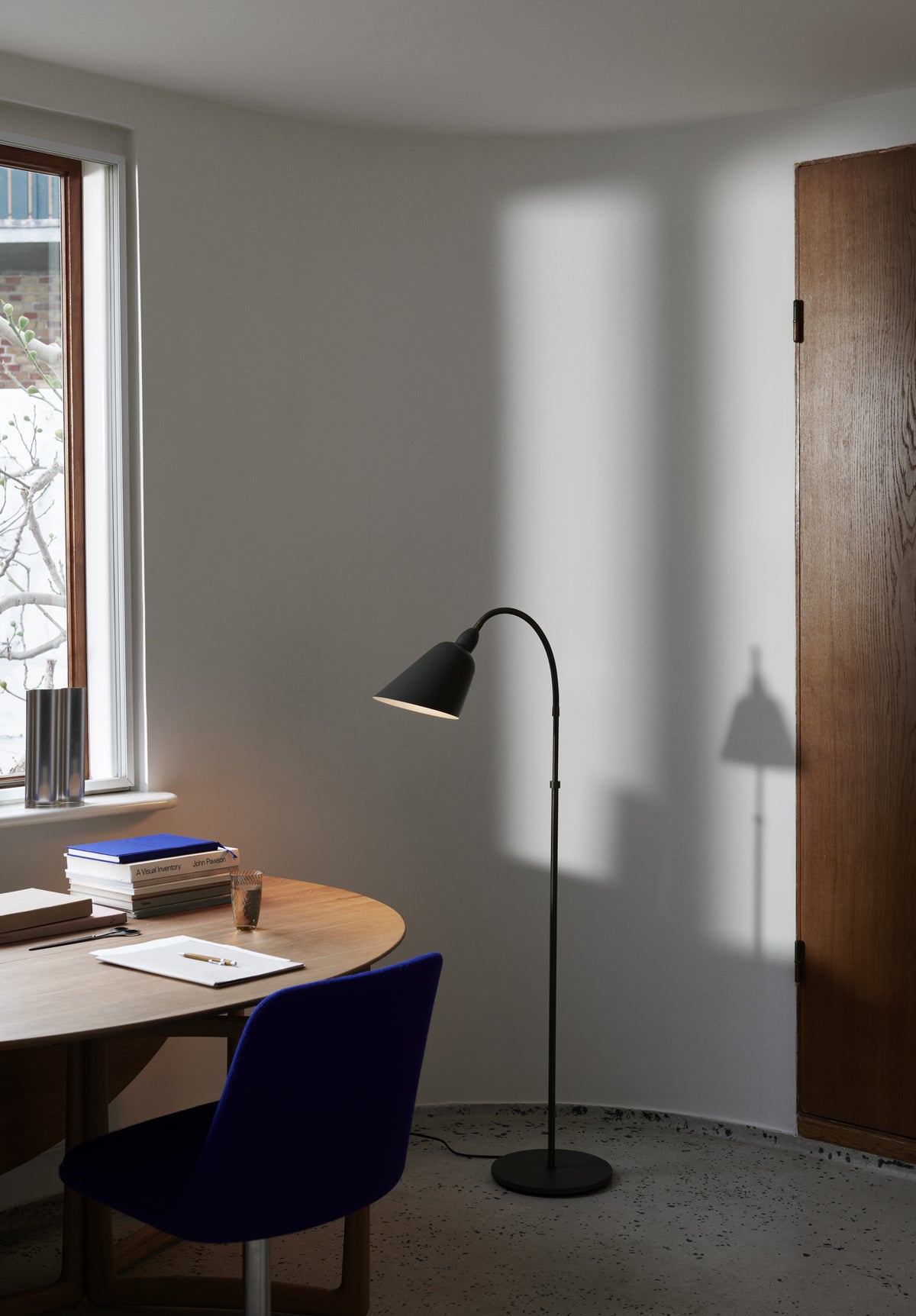 Vloerlamp BELLEVUE AJ7 wit met bruin messing voet
