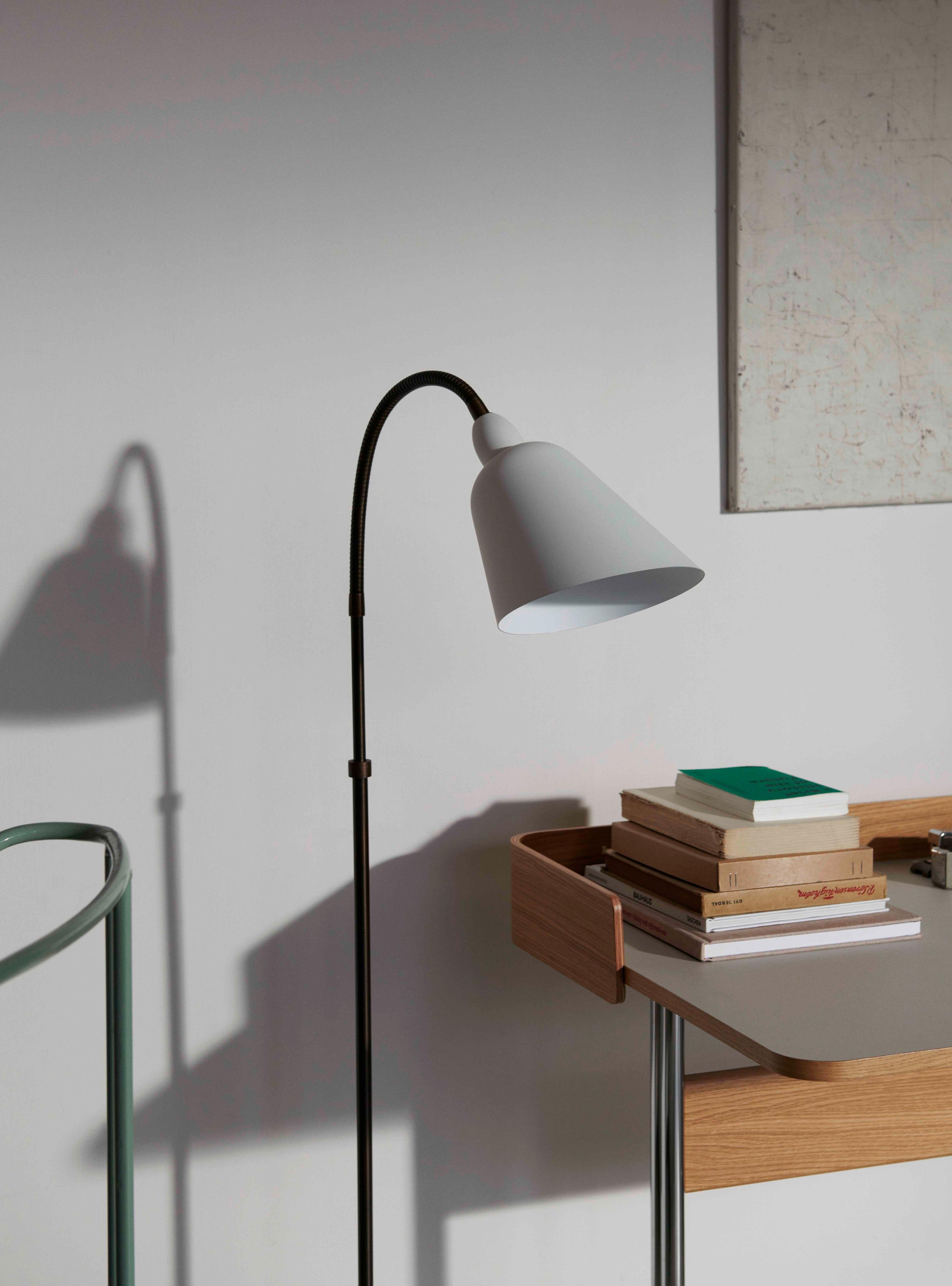 Bureau PAVILION met een beige linoleumblad, eiken afwerking en een stalen basis