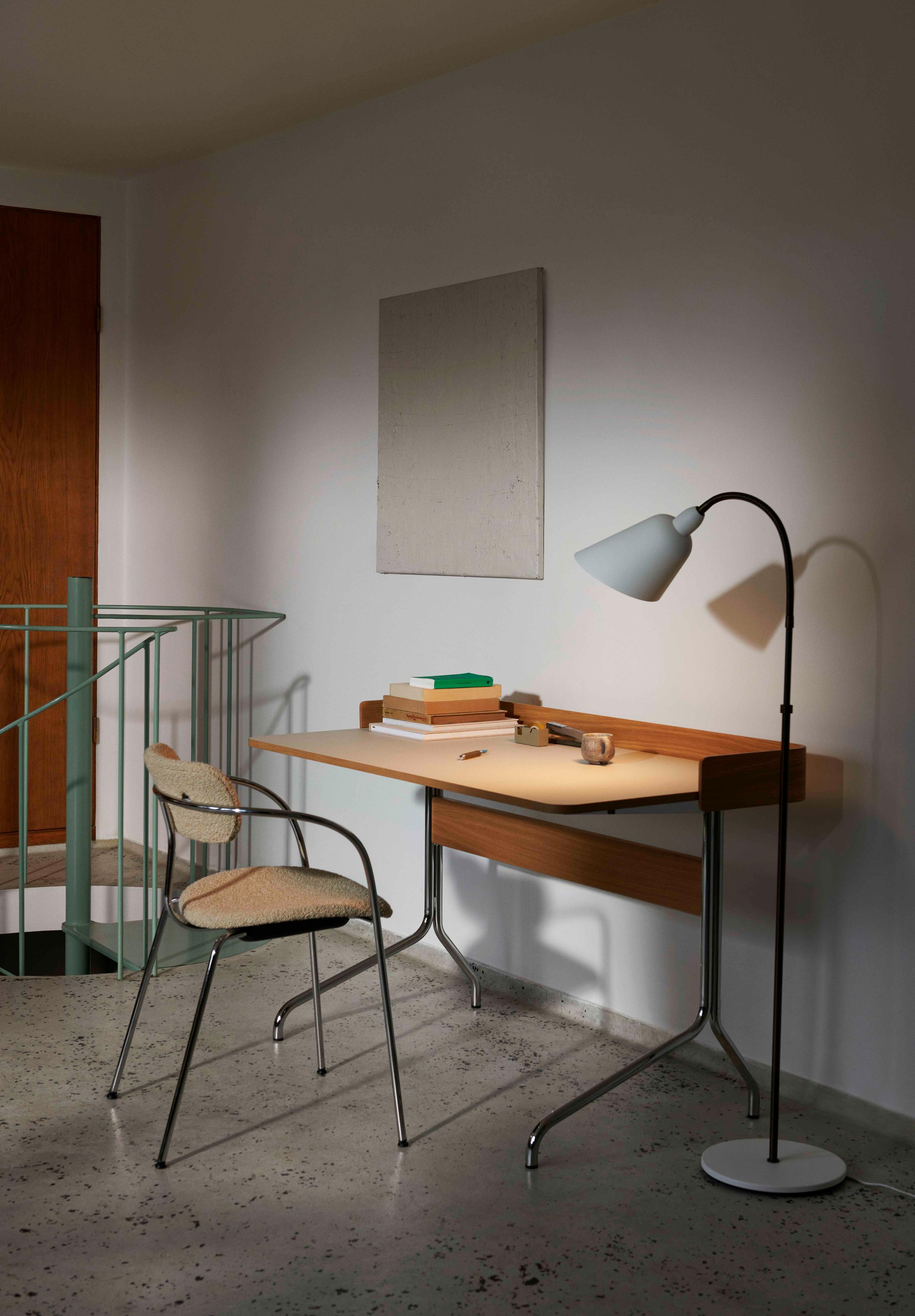Bureau PAVILION met een beige linoleumblad, eiken afwerking en een stalen basis