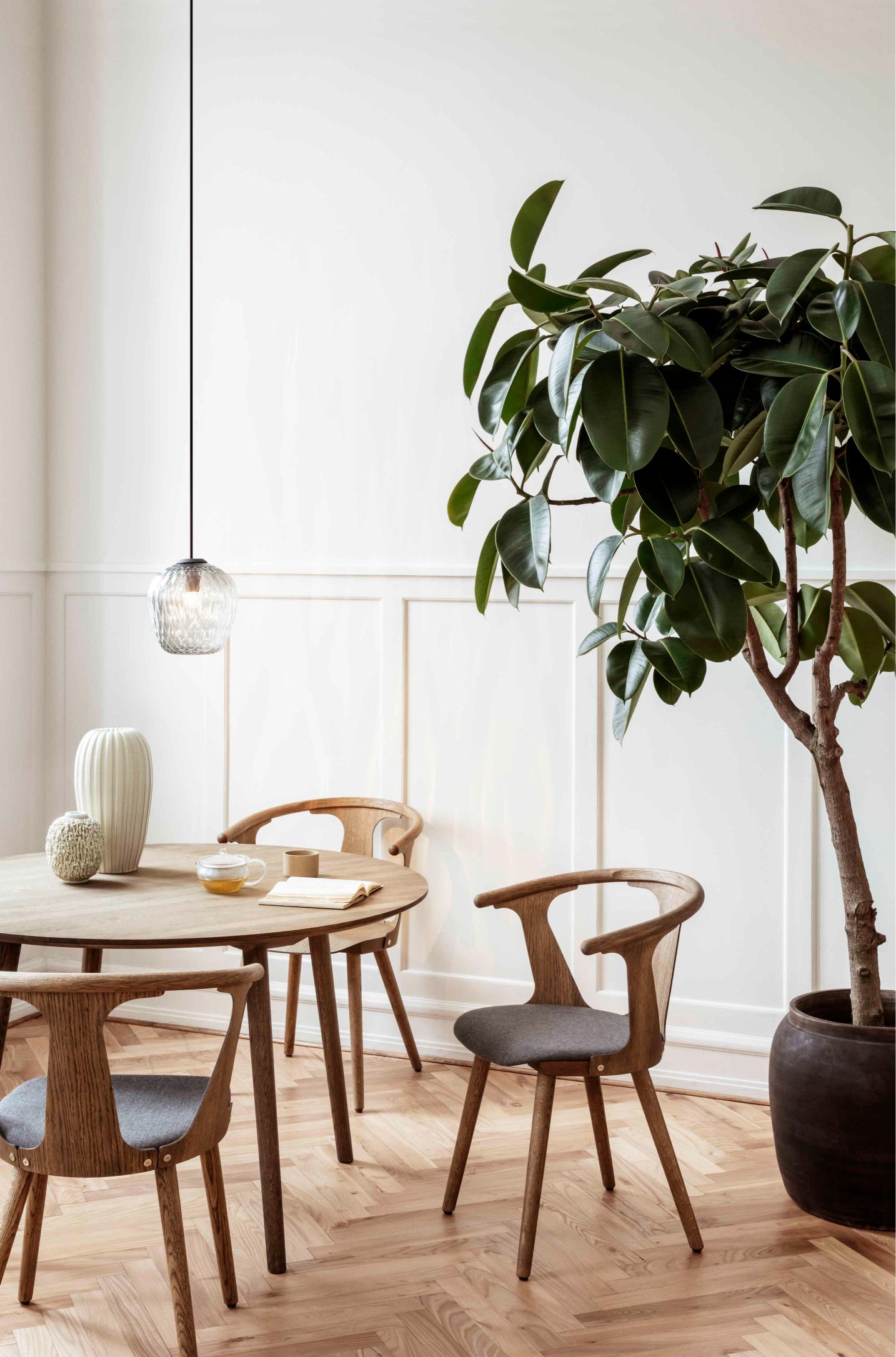 Ronde tafel IN BETWEEN gerookt geolied eiken