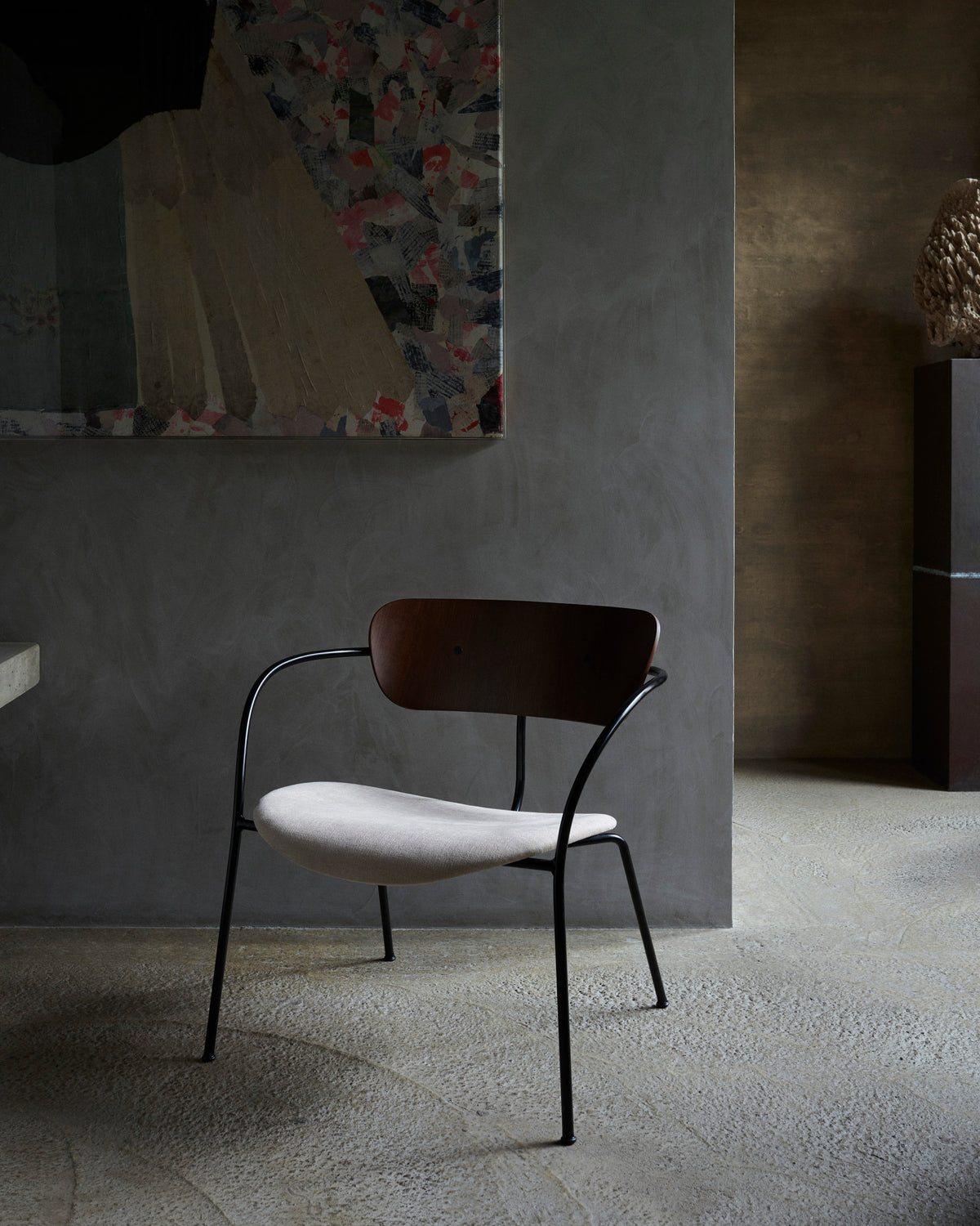 PAVILION AV6 fauteuil zwart gelakt eikenhout met een gestoffeerde zitting en een zwarte basis