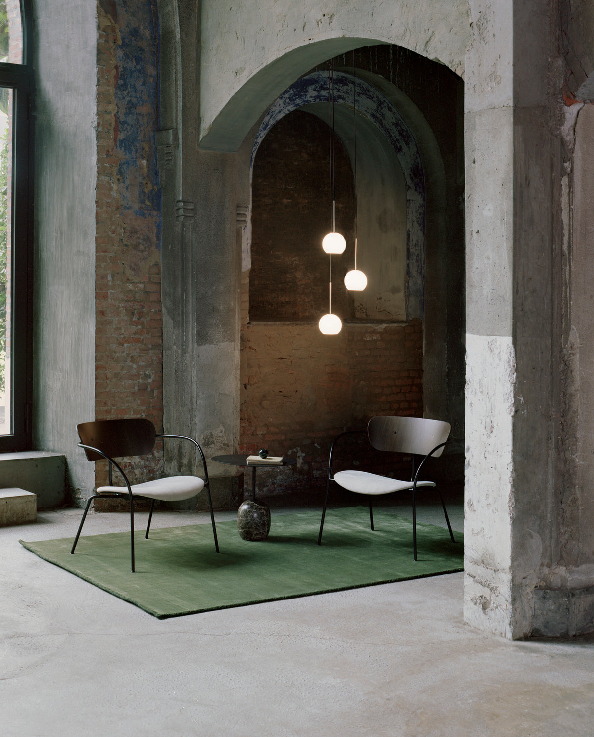 Fauteuil met armleuningen PAVILION AV11 gestoffeerd met een zwarte basis