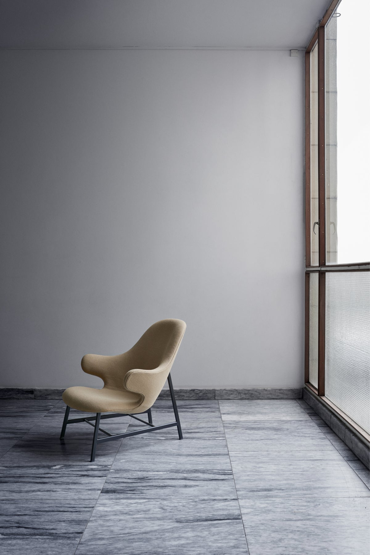 Fauteuil CATCH JH13 gestoffeerd met een zwarte basis