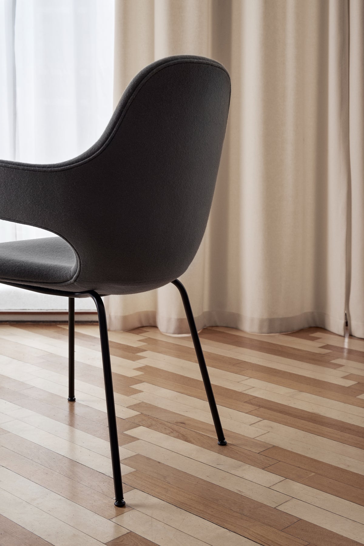 Stoel CATCH JH15 gestoffeerd met een zwarte stalen basis