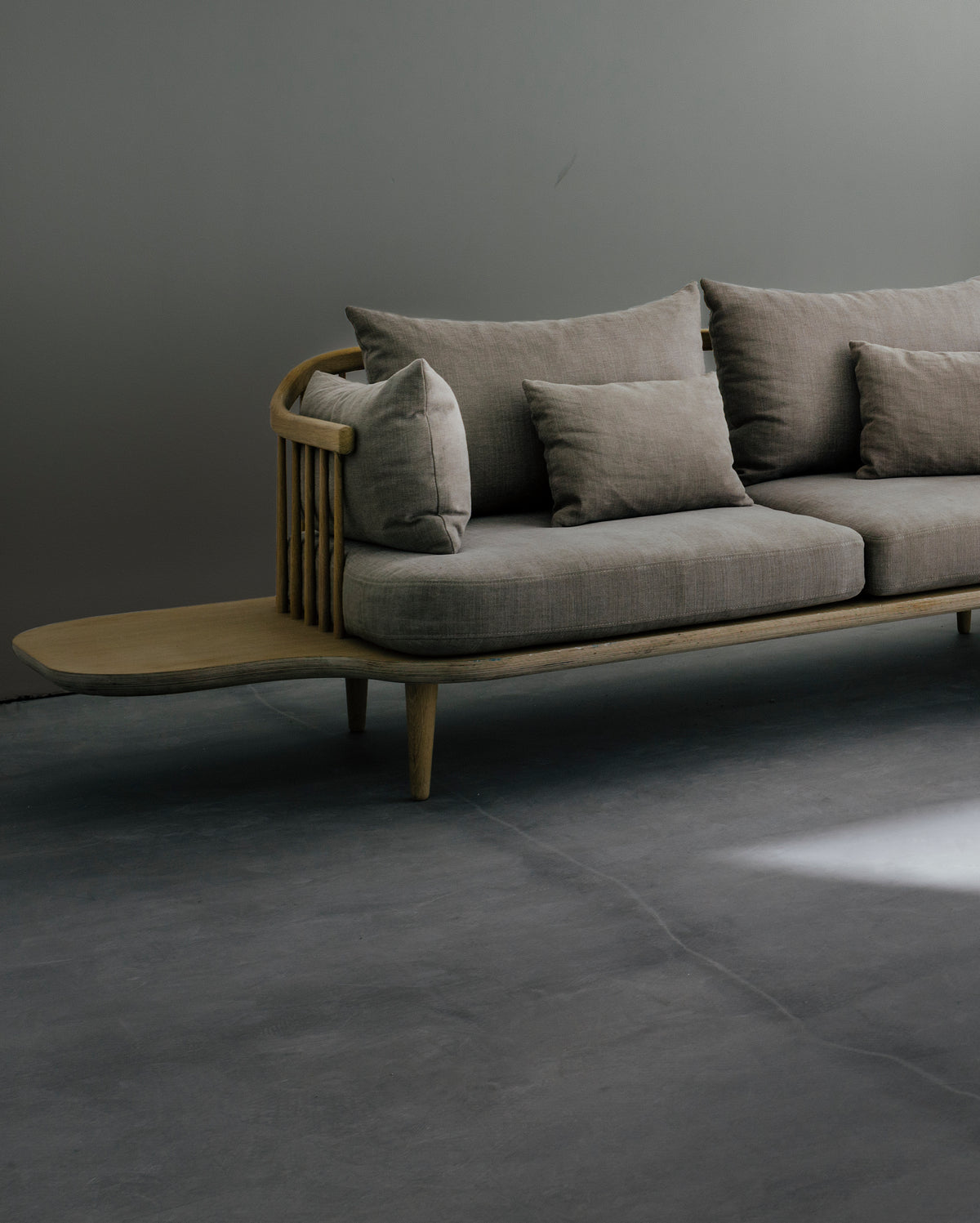 Sofa 3-zits FLY SC3 gestoffeerd met een eiken basis