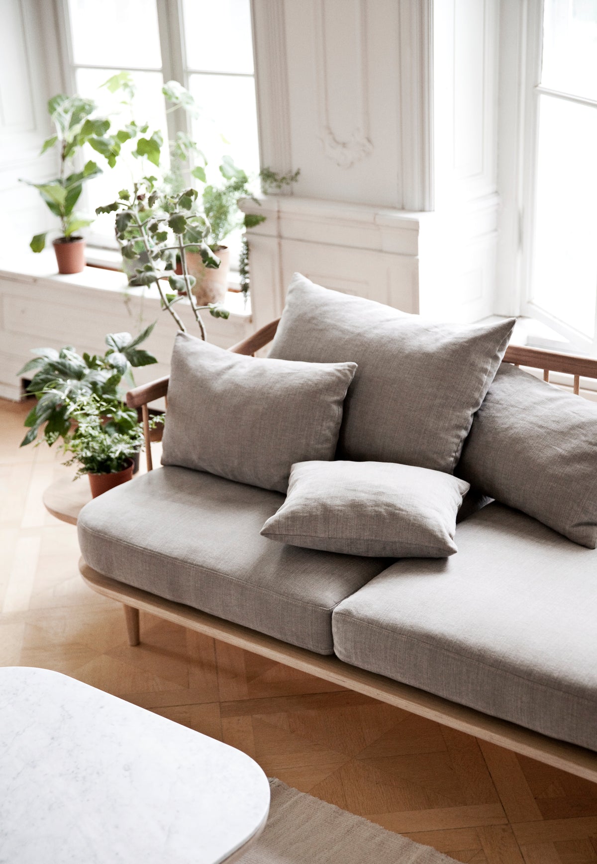 Sofa 3-zits FLY SC3 gestoffeerd met een eiken basis