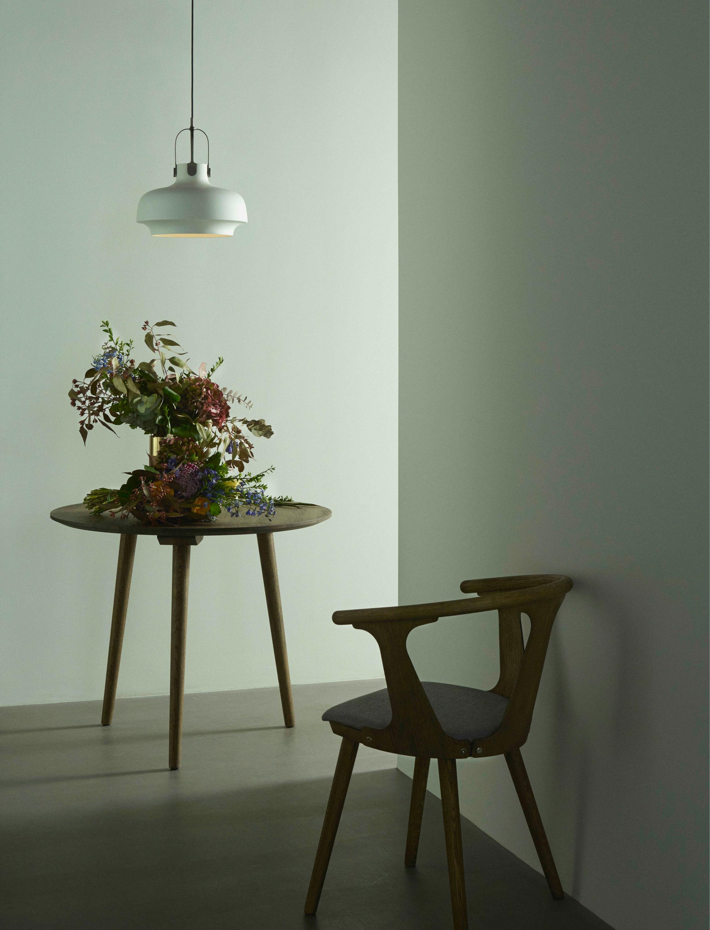 Ronde tafel IN BETWEEN gerookt geolied eiken