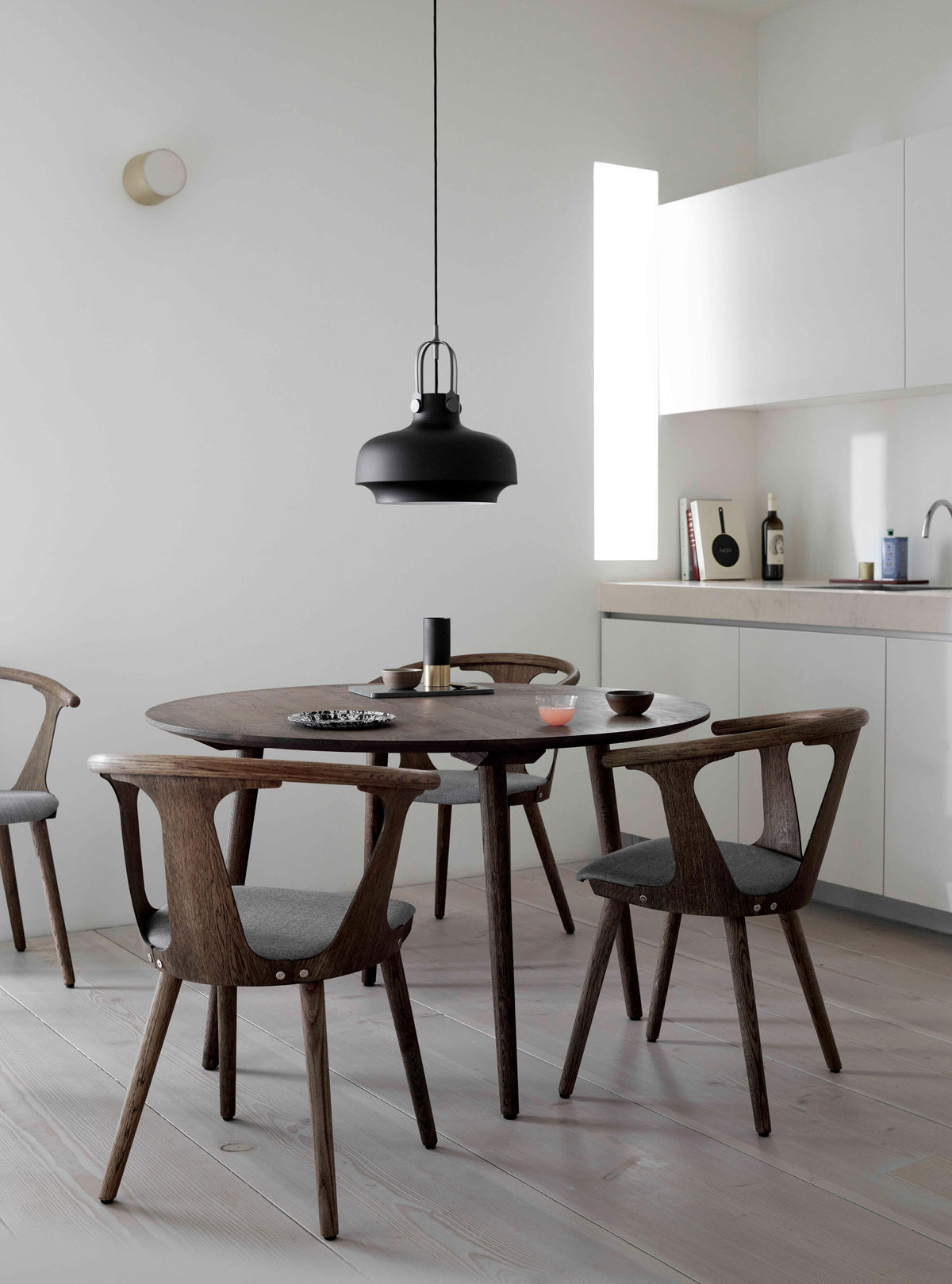 Ronde tafel IN BETWEEN gerookt geolied eiken
