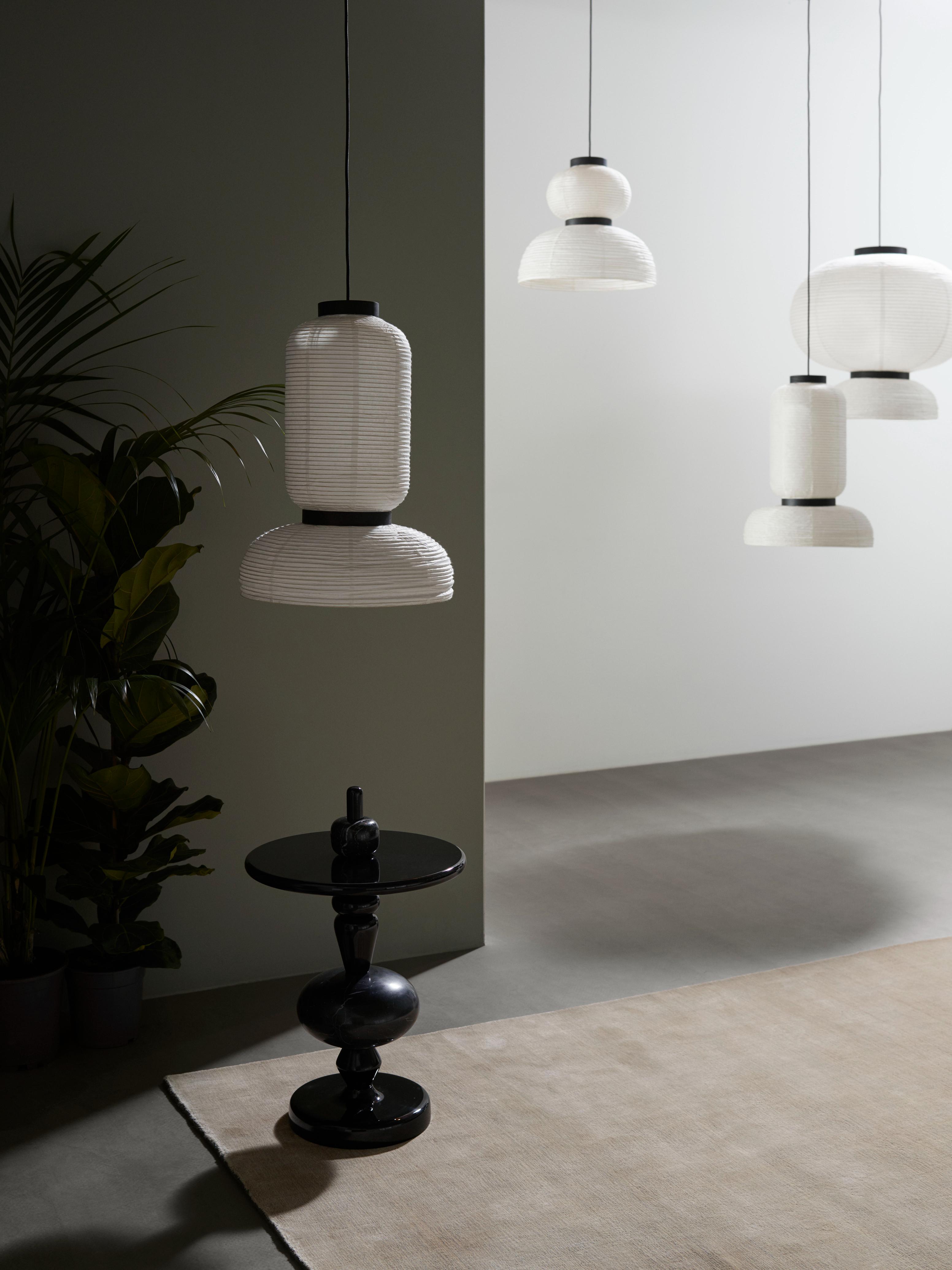 Hanglamp FORMAKAMI JH5 met witte papieren kap en zwart eiken afwerking