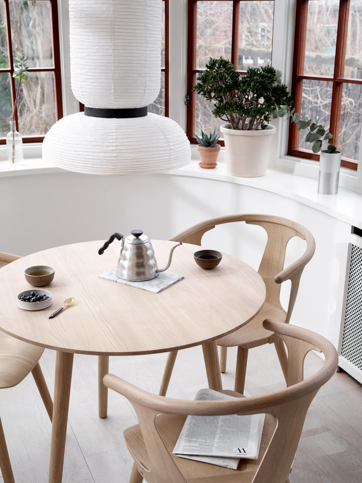 Ronde tafel IN BETWEEN gerookt geolied eiken