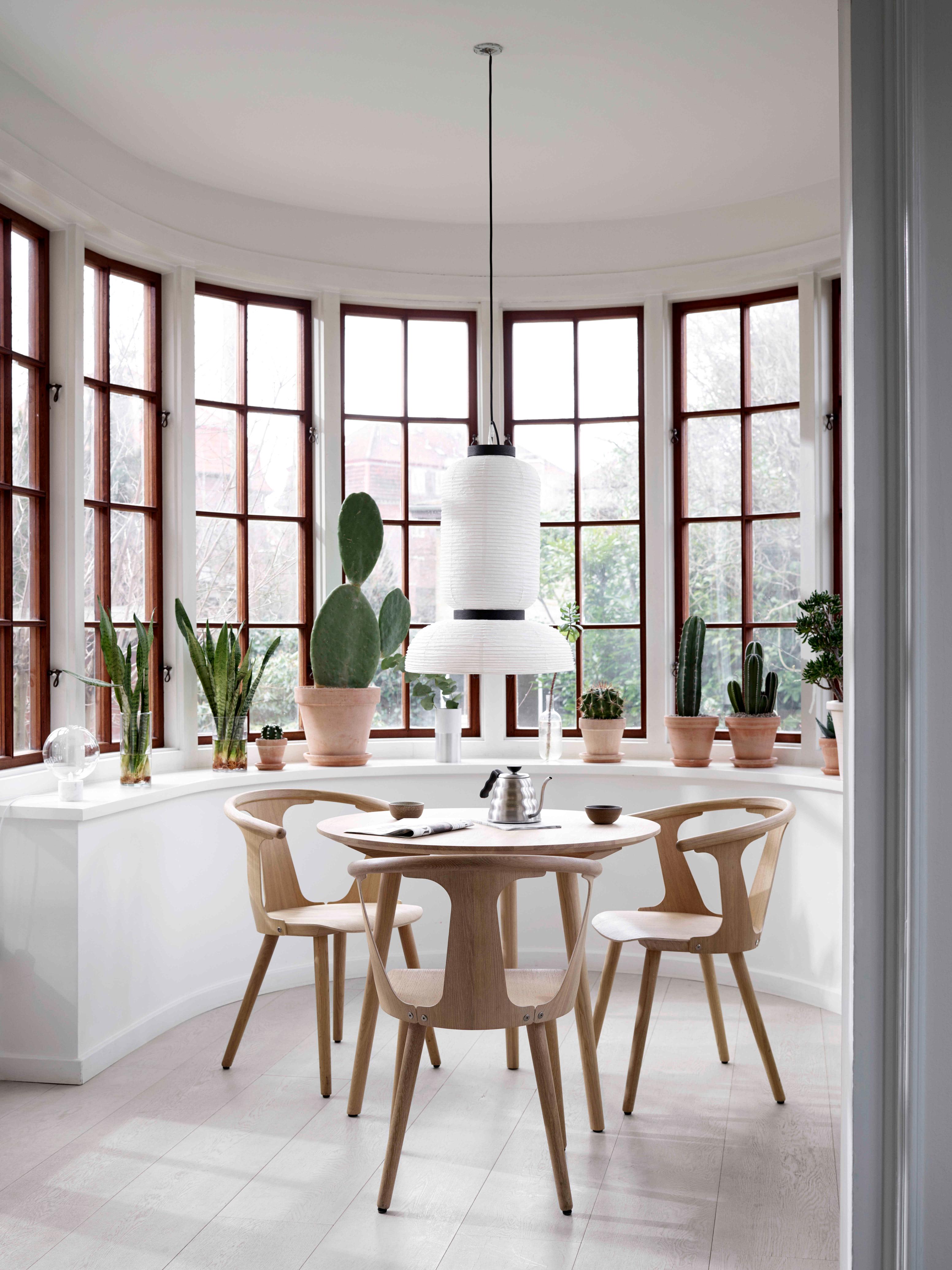 Ronde tafel IN BETWEEN gerookt geolied eiken