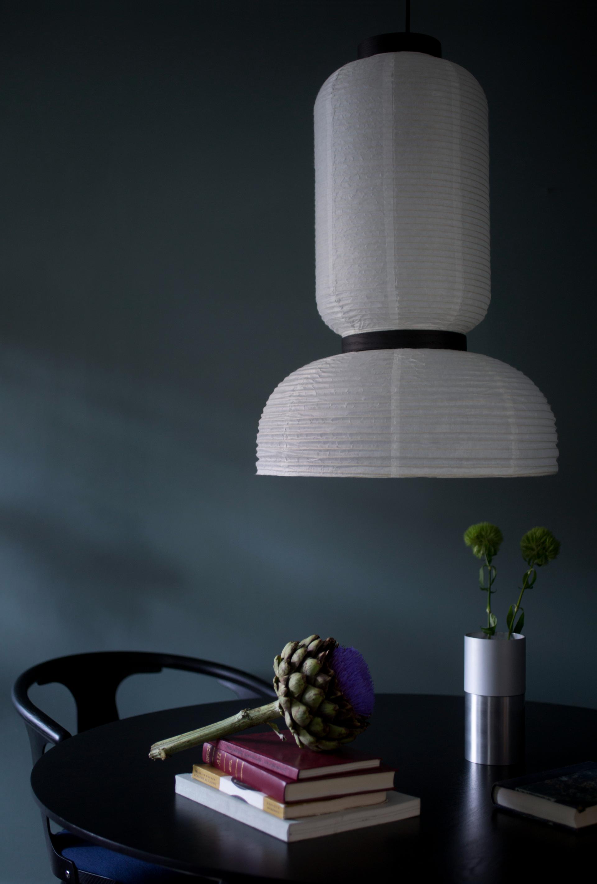Hanglamp FORMAKAMI JH3 met witte papieren kap en zwart eiken afwerking