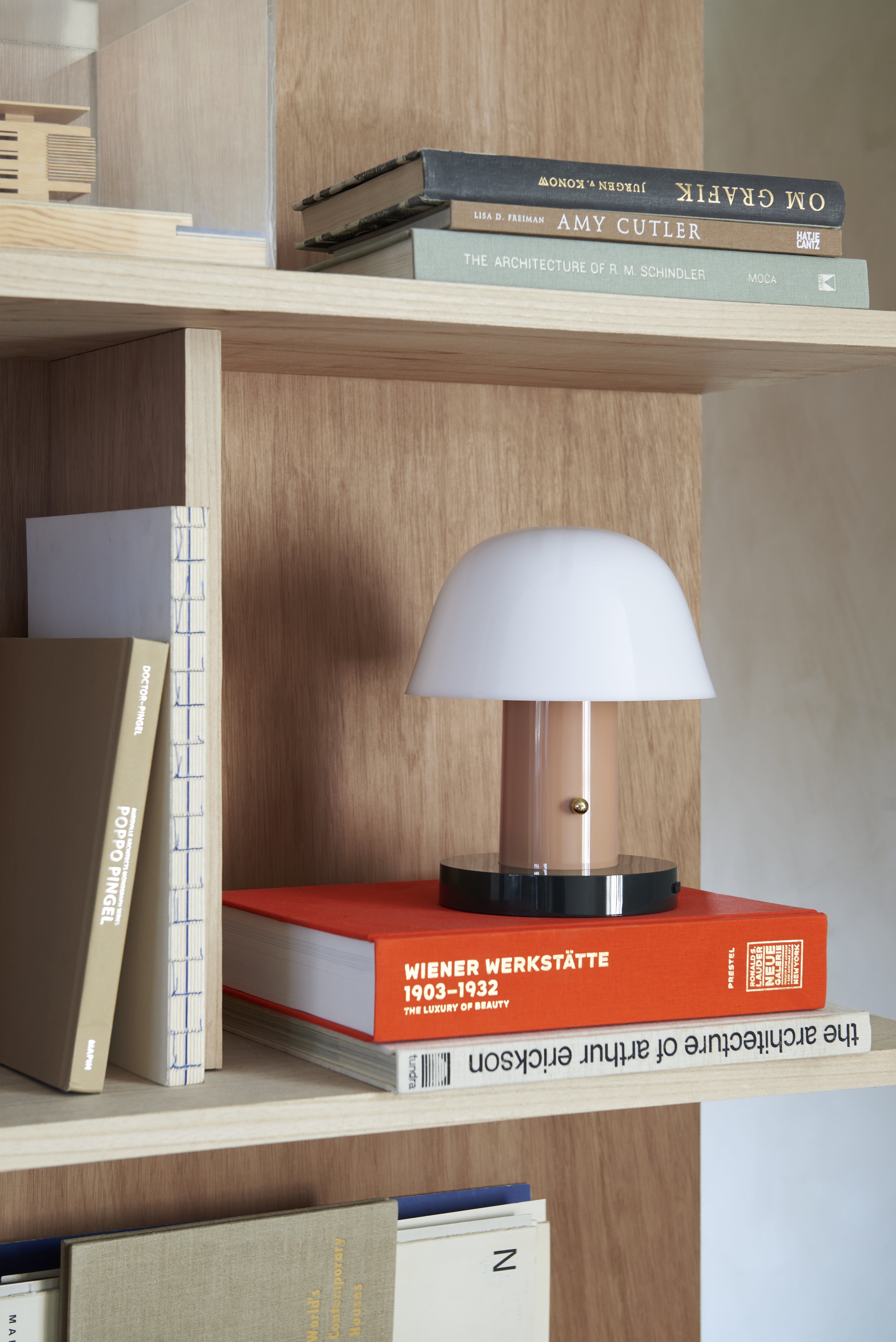 Draagbare lamp SETAGO JH27 met een crèmekleurige kap en een beige-groene voet.
