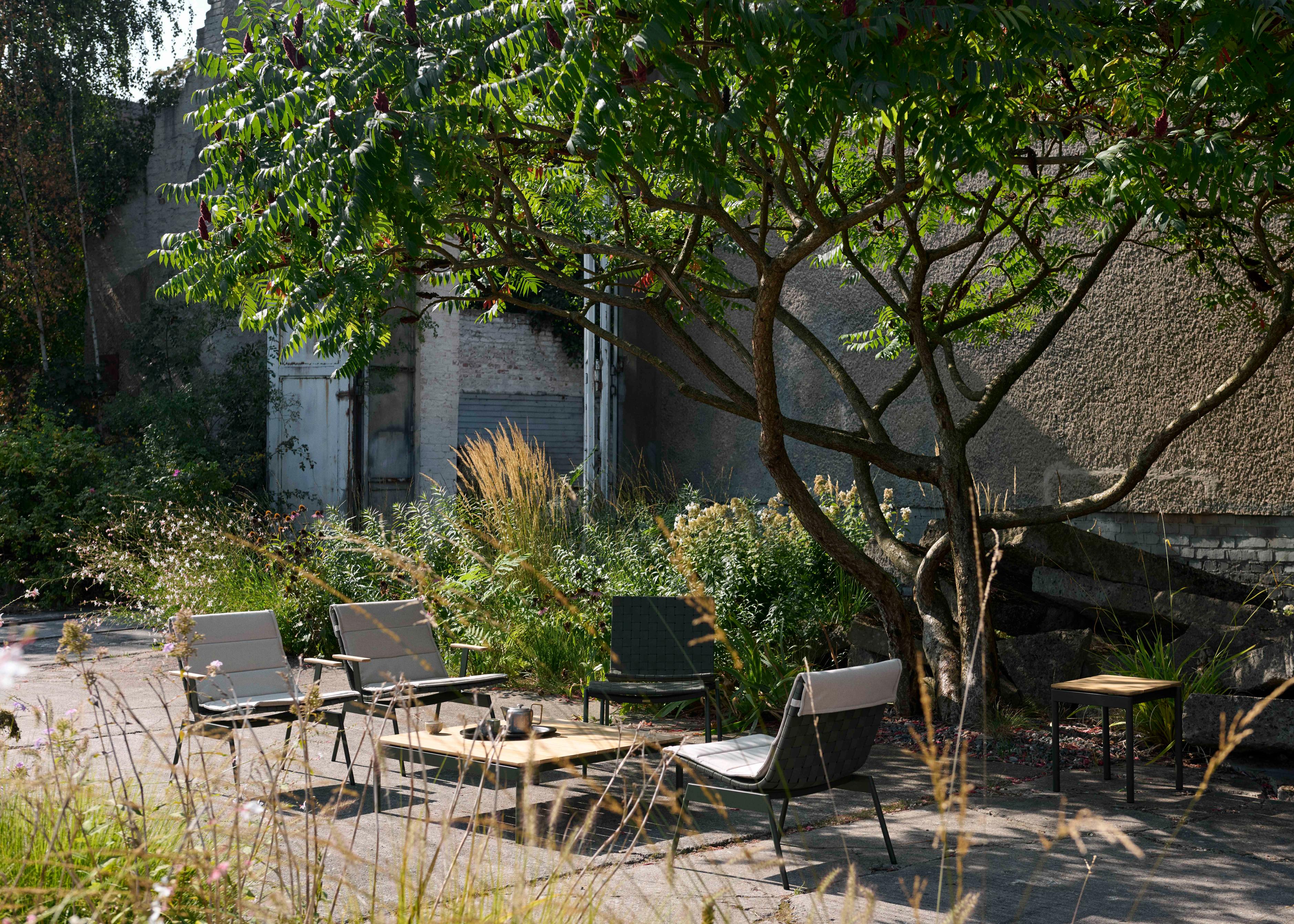 Buiten koffietafel VILLE AV50 teakhout met zwarte basis