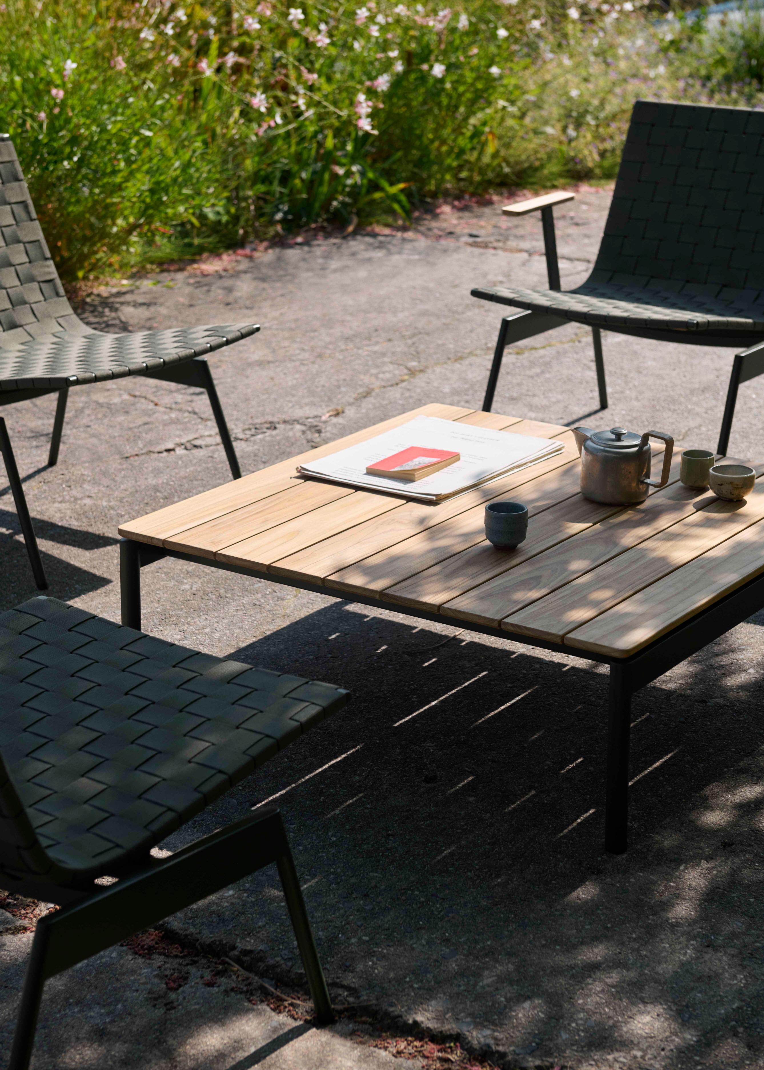 Buiten koffietafel VILLE AV50 teakhout met zwarte basis