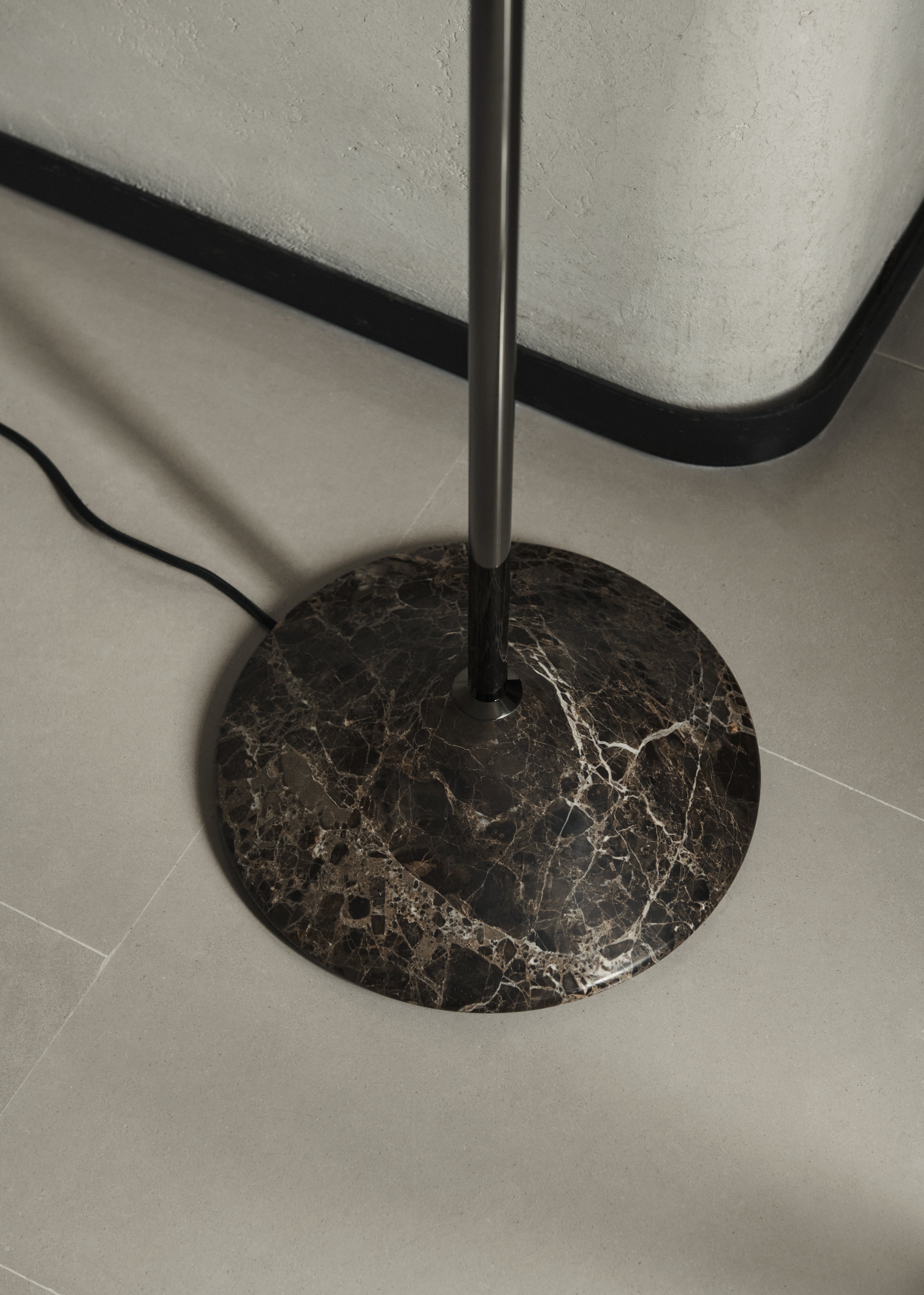 Vloerlamp GIO LN28 chroom met een bruine marmeren voet