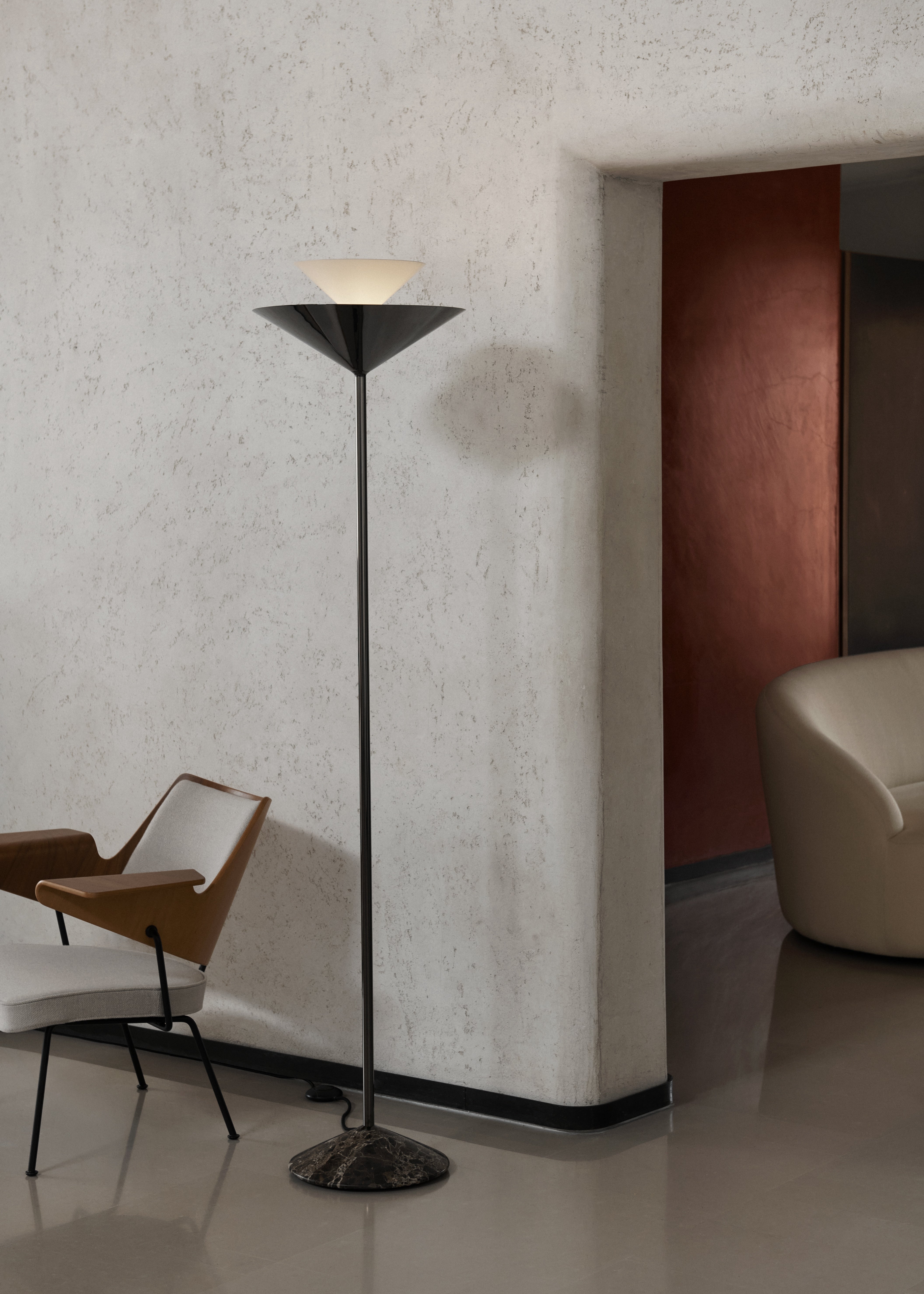 Vloerlamp GIO LN28 chroom met een bruine marmeren voet