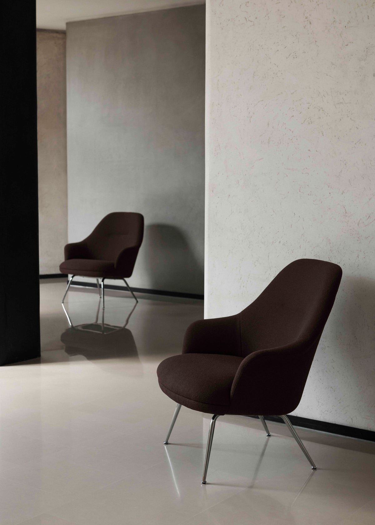 RELY HW140 fauteuil bekleed met een bruinachtige basis