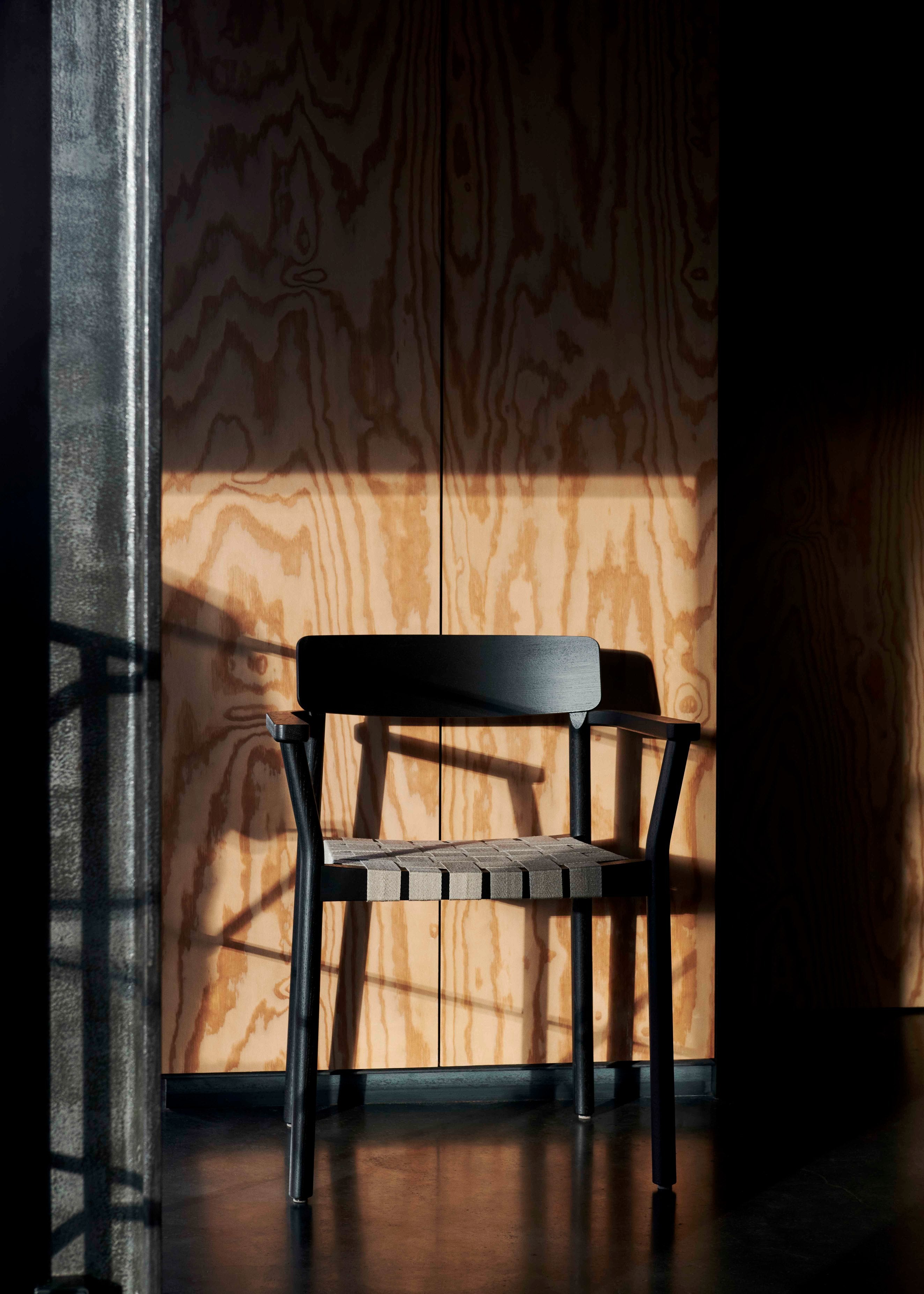 BETTY TK10 fauteuil met armleuningen zwart gelakt essen