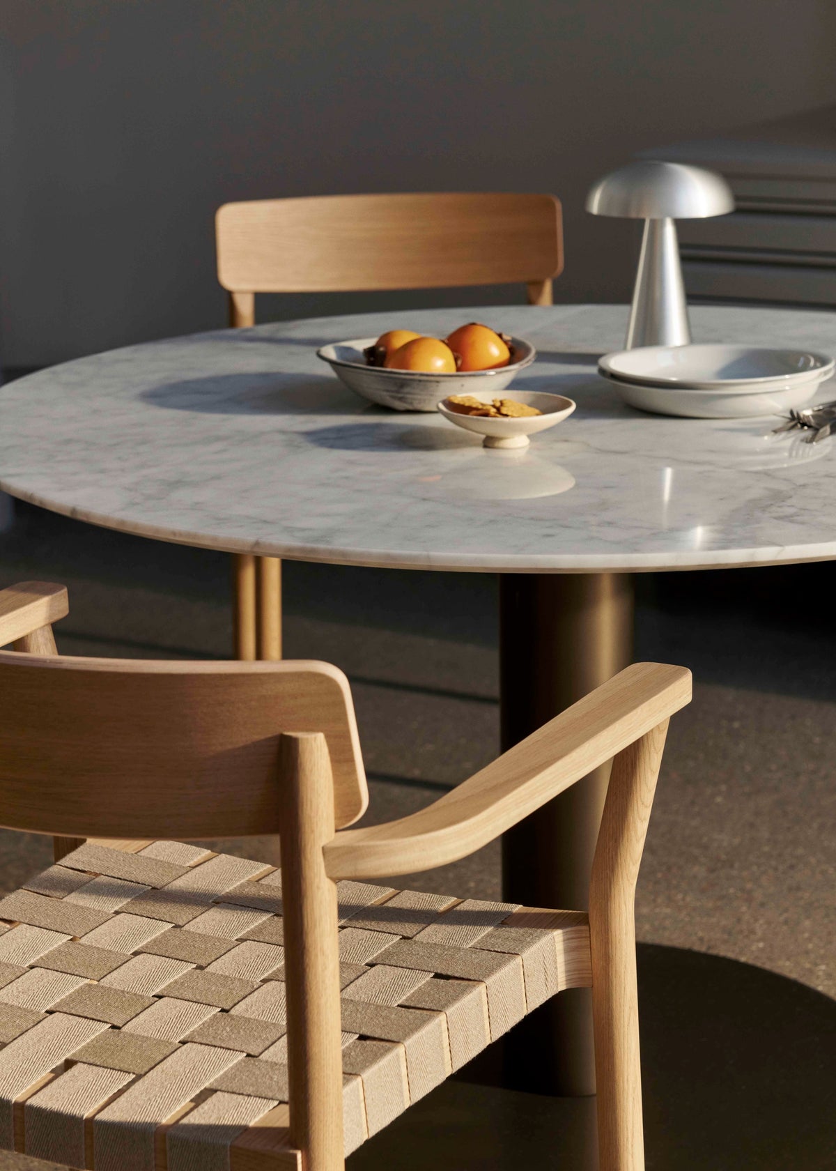 Stoel met armleuningen BETTY TK9 beige geweven zitting met gerookt geolied eikenhout