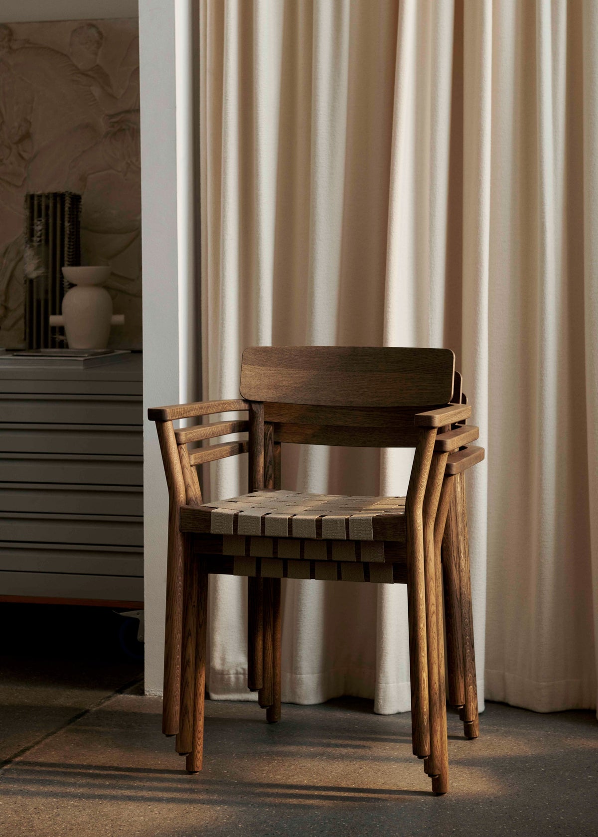 BETTY TK9 fauteuil met armleuningen zwart geweven zitting met zwart gelakt essen