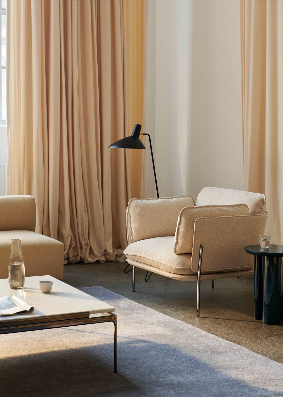 Fauteuil CLOUD LN1 gestoffeerd met een verchroomde basis