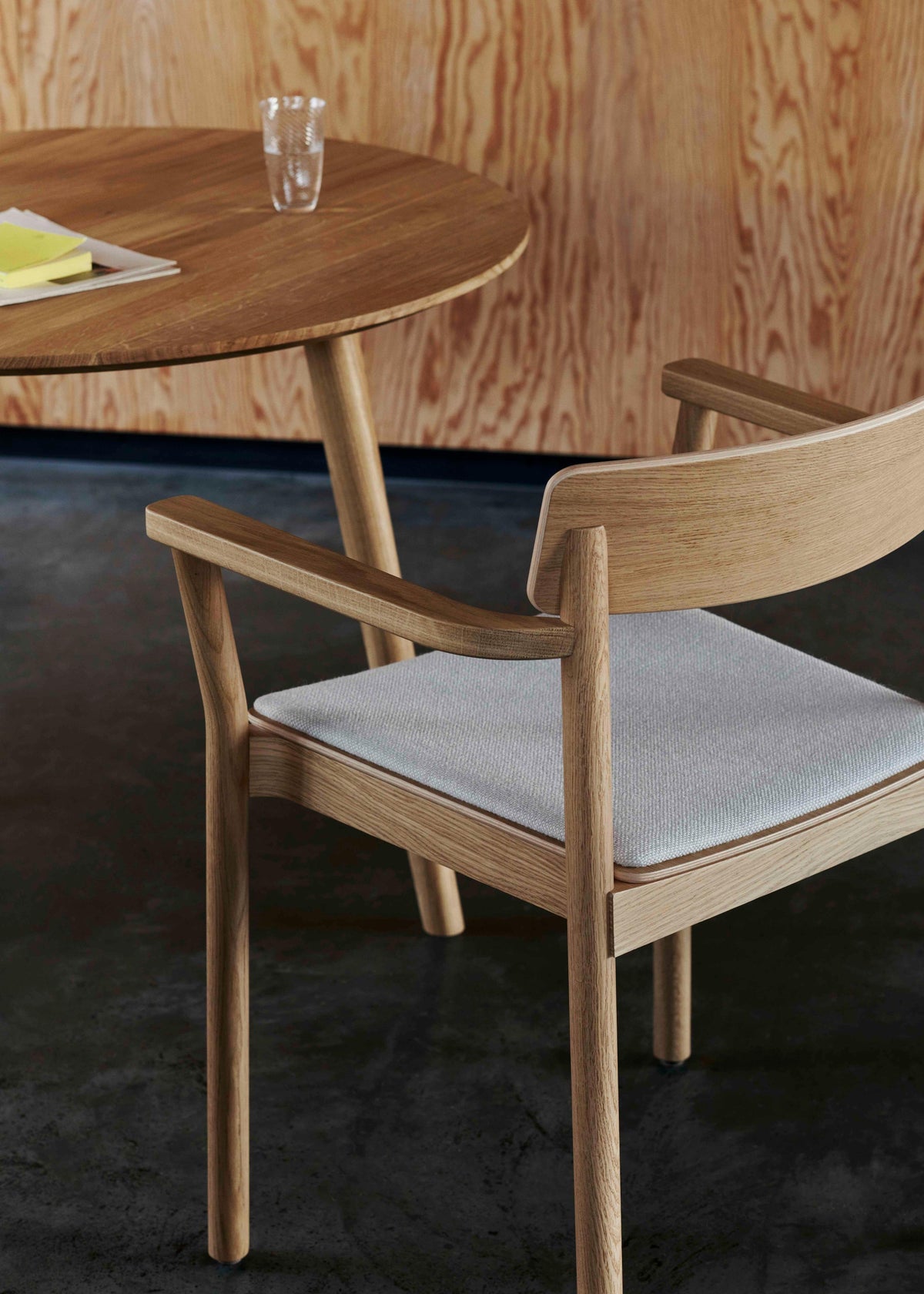 Ronde tafel IN BETWEEN gerookt geolied eiken