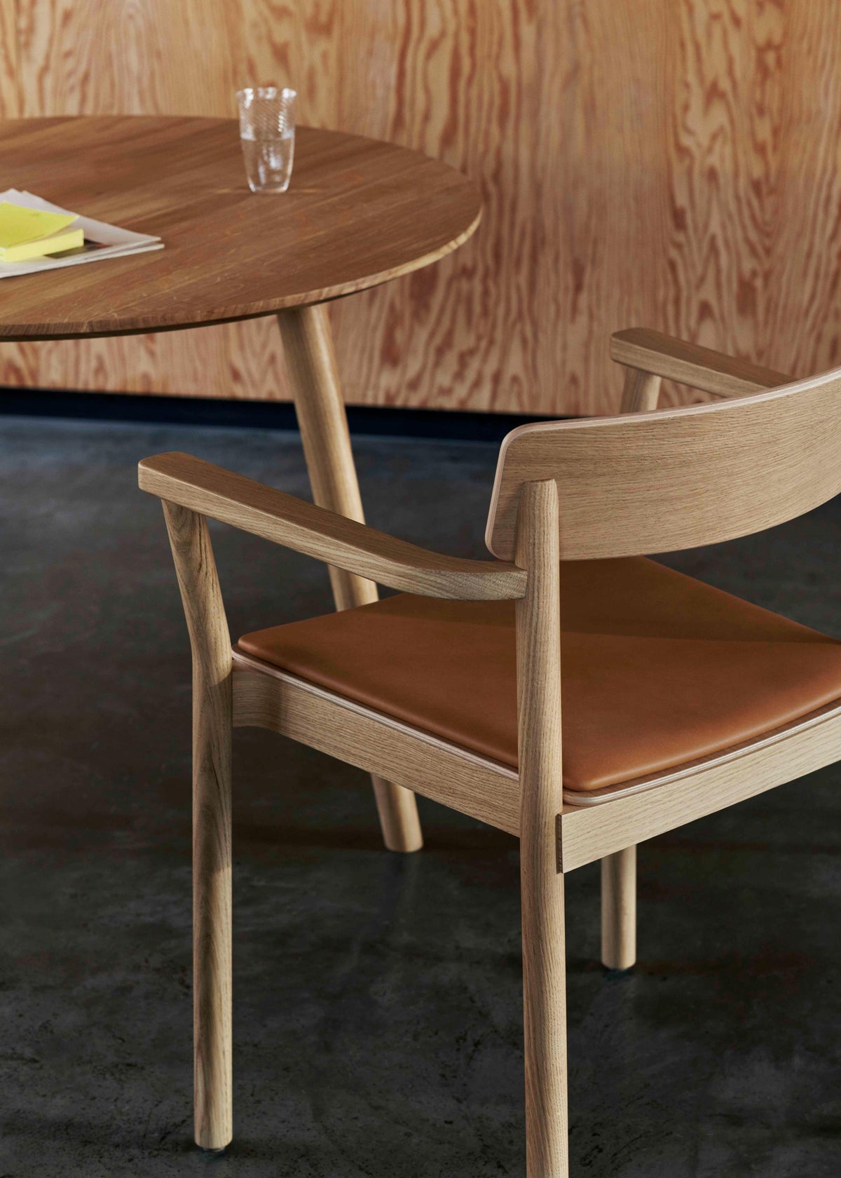 Ronde tafel IN BETWEEN gerookt geolied eiken
