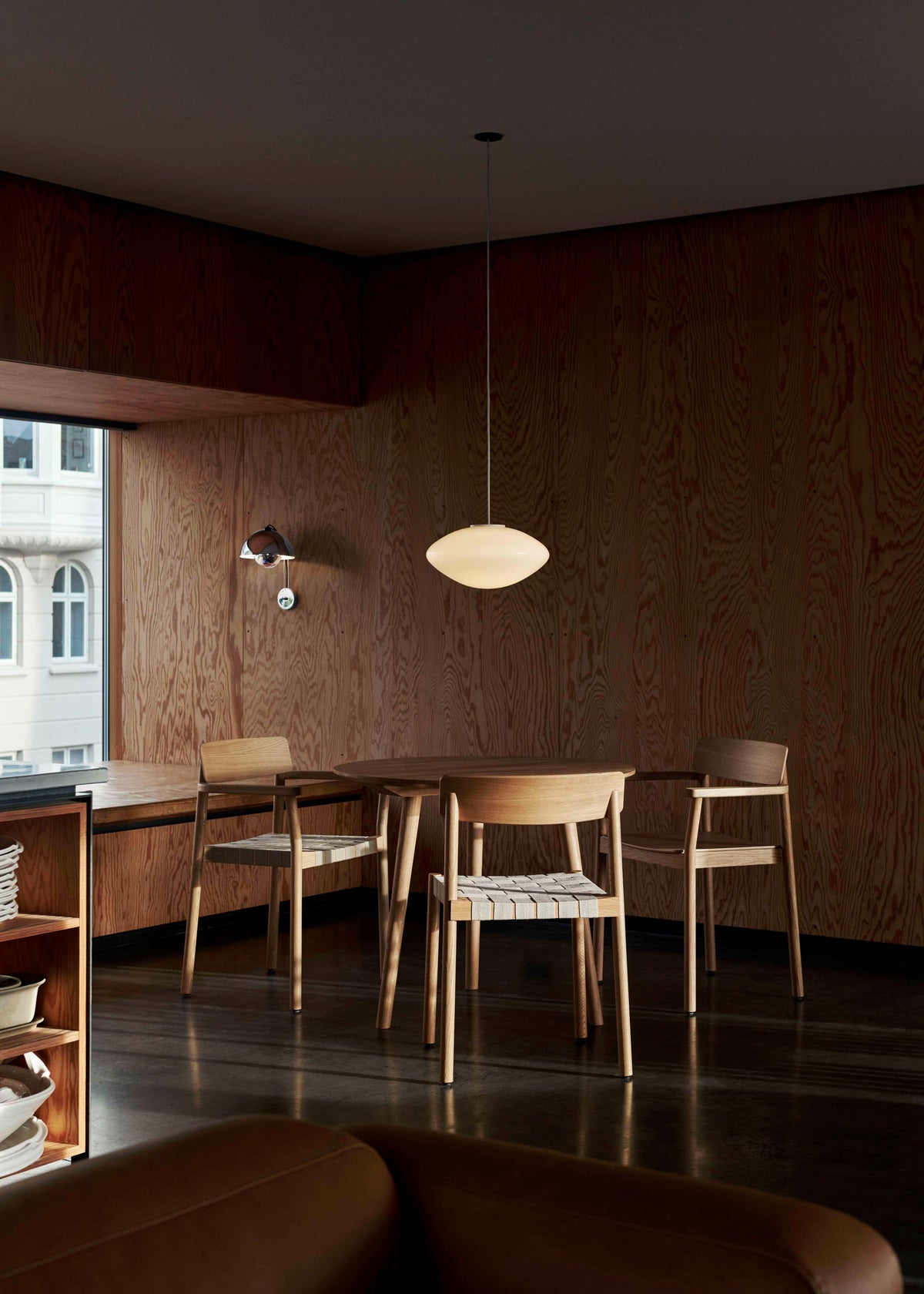 Ronde tafel IN BETWEEN gerookt geolied eiken