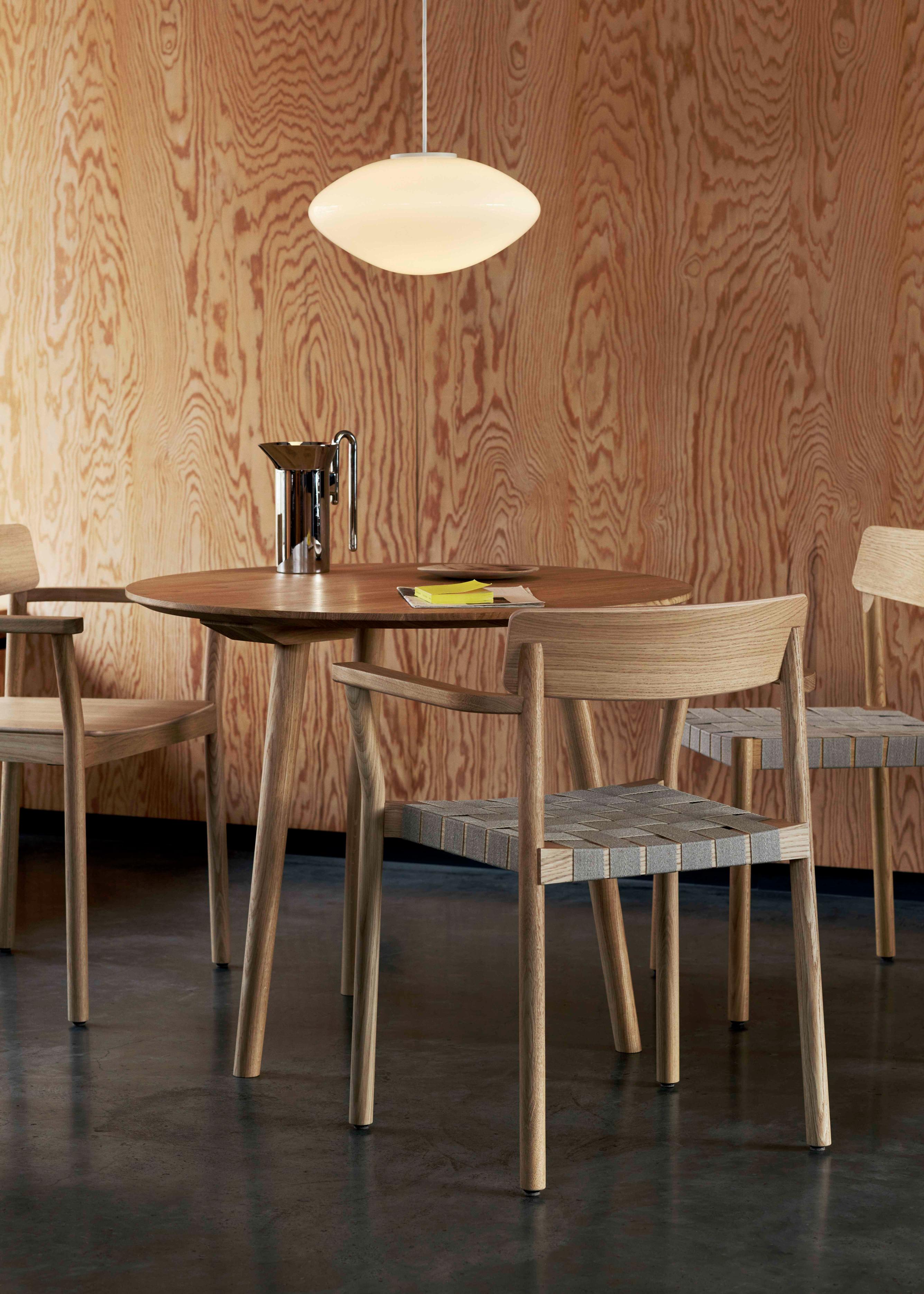 Ronde tafel IN BETWEEN gerookt geolied eiken