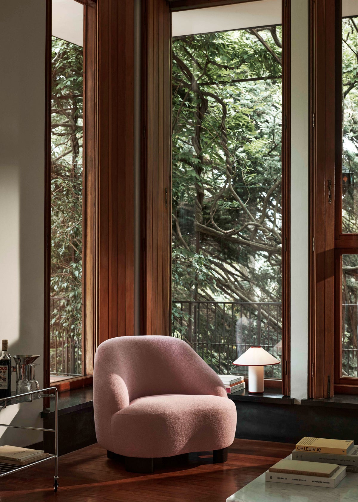Gestoffeerde MARGAS LC1 fauteuil met notenhouten basis