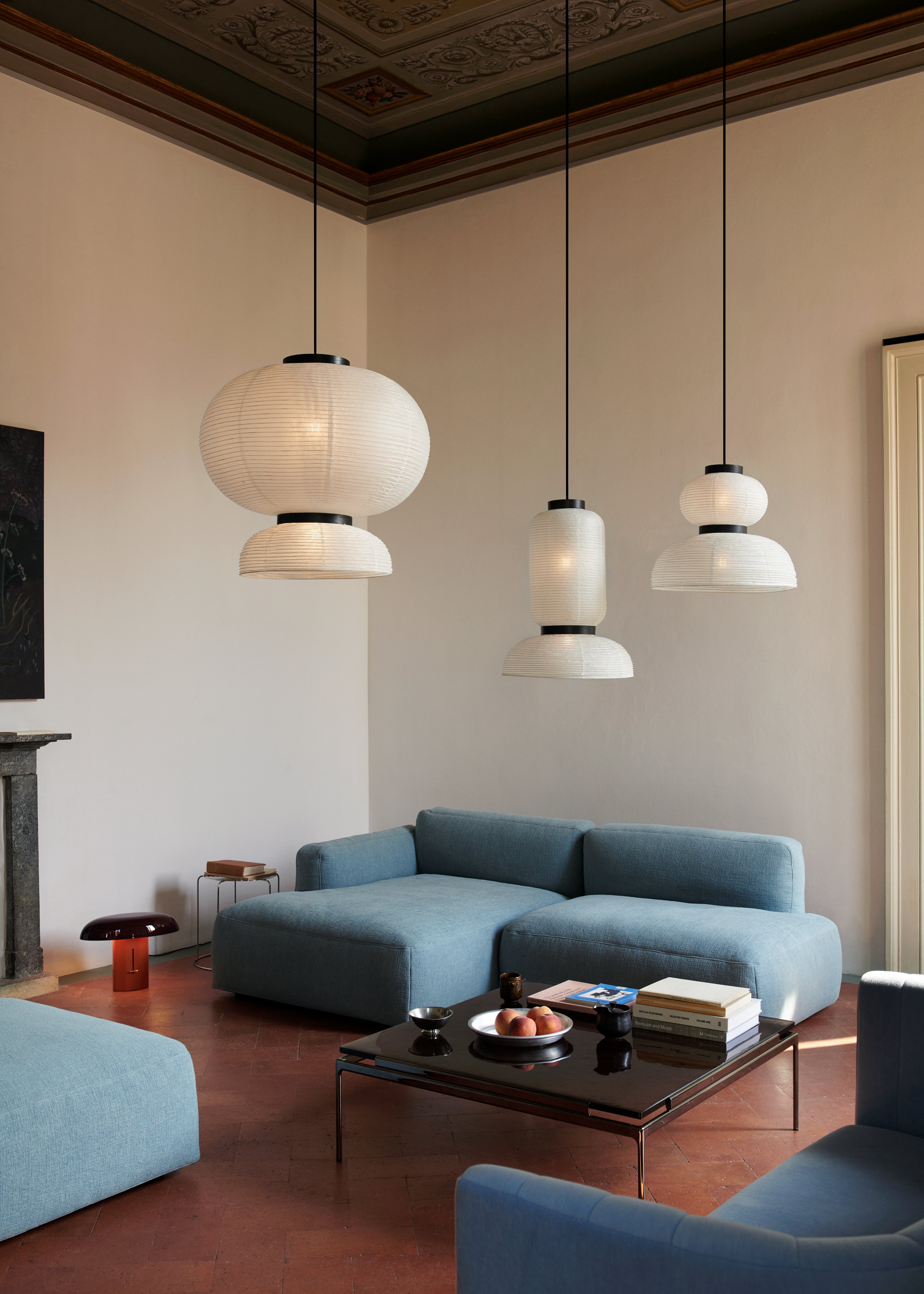 Hanglamp FORMAKAMI JH5 met witte papieren kap en zwart eiken afwerking